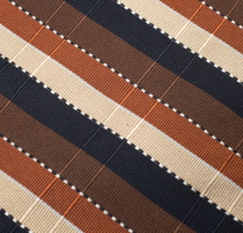 Warum sollten Sie sich mit einer schlichten, langweiligen Krawatte zufrieden geben, wenn Sie mit dieser Seidenkrawatte von Brioni Vintage genau den luxuriösen Schnitt hinzufügen können! Diese mehrfarbige Krawatte ist nämlich mit einem Streifenmuster