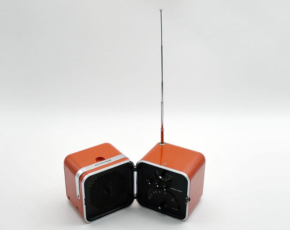 Radiocubo Mod.TS502 produit par Brionvega, conçu par Zanuso & Sapper dans les années 1960.

Carrosserie en PVC dans la très rare couleur rouge brique, finitions métalliques chromées et noires, avec antenne amovible, en parfait état de marche.

En