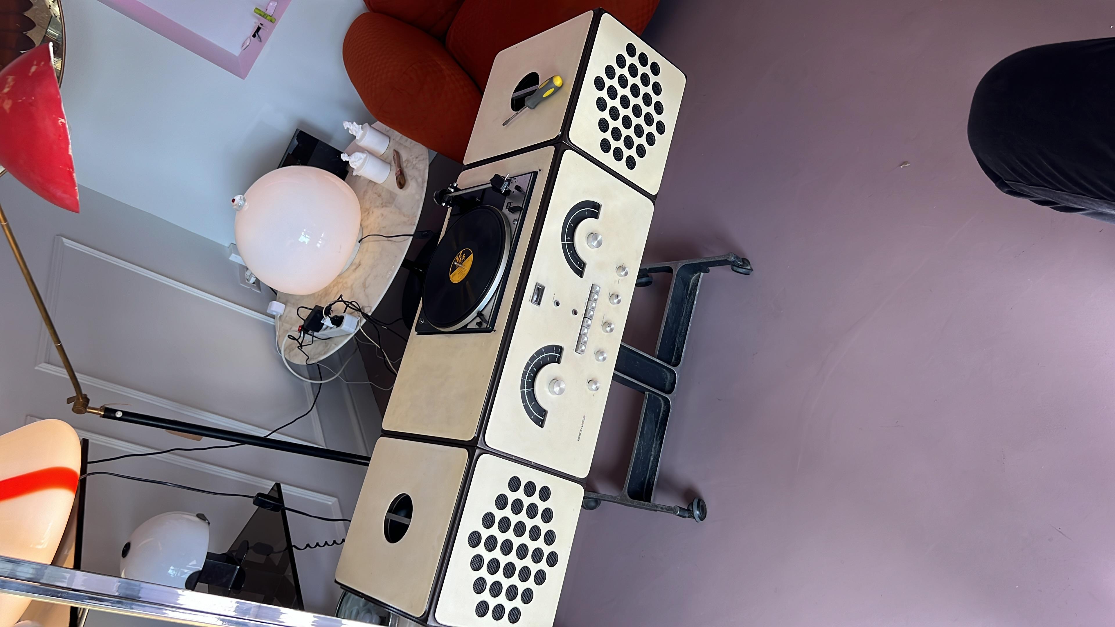 Radiofonografo moderno italiano RR126 e giradischi di Castiglioni Brionvega, anni '60 Radiofonografo RR126 e giradischi con base rettangolare, in legno bianco . Ci sono due casse acustiche che possono essere posizionate sopra o ai lati. giradischi 