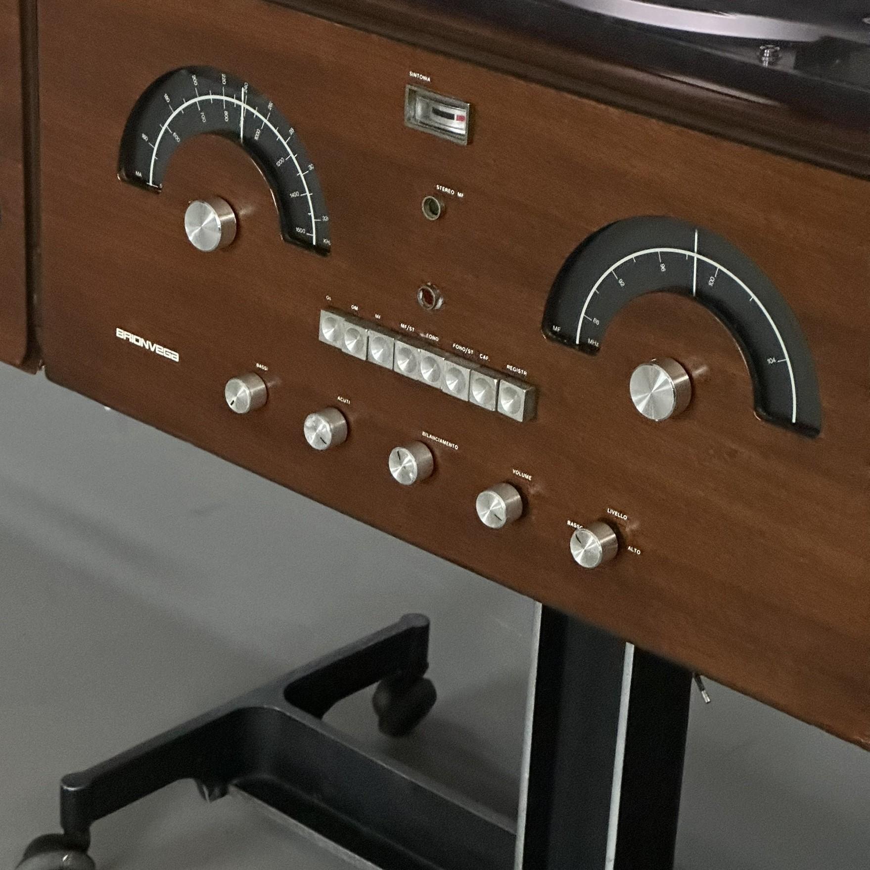 Brionvega RR126 In Teak By Achille And Pier Giacomo Castiglioni, 1960s Italy In Good Condition In Milan, IT