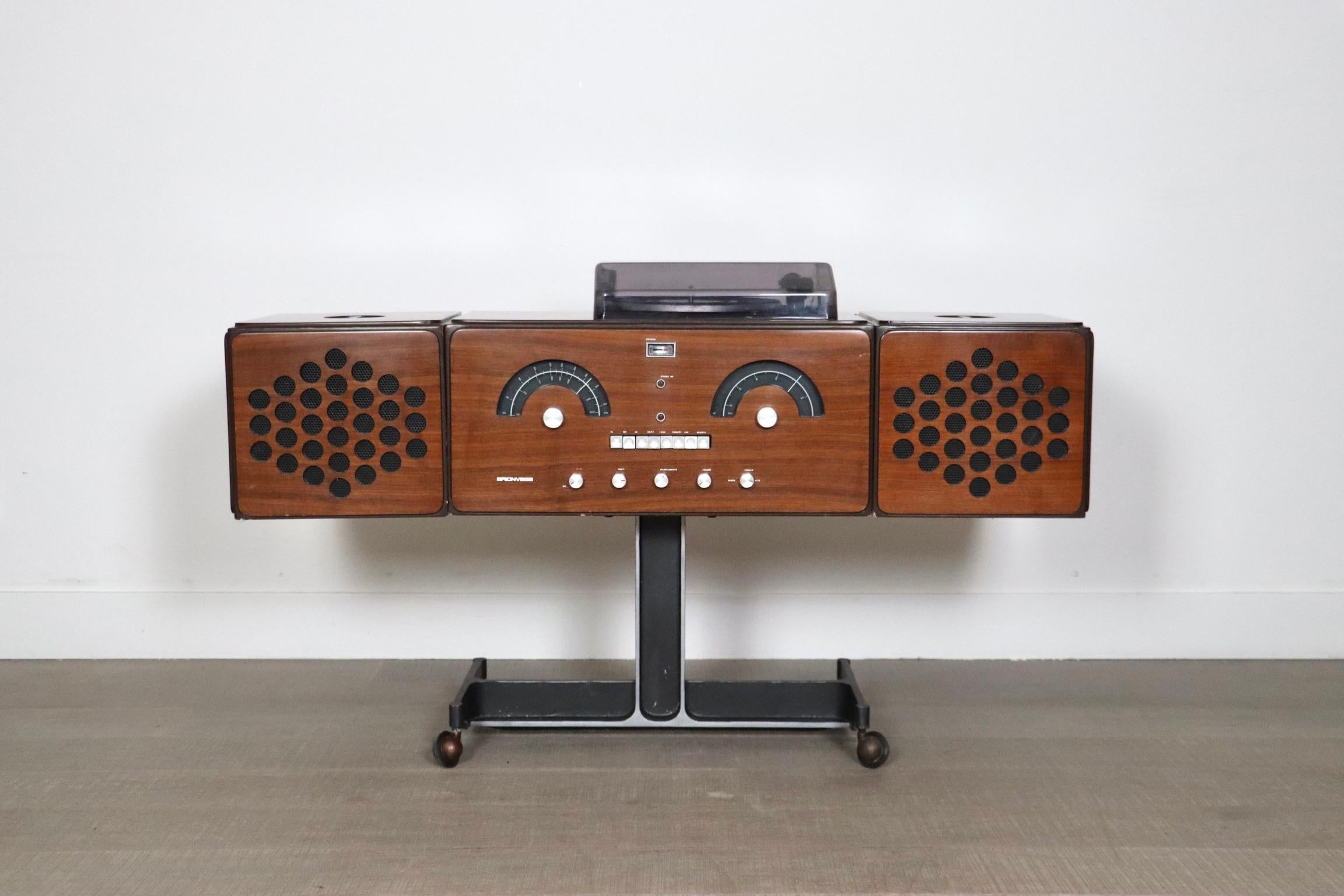 Nice Brionvega RR126 radio in teak by Achille and Pier Giacomo Castiglioni, Italy 1960s.
RR126 stereo system was designed in 1965 by brothers Achille and Pier Giacomo Castiglioni. This one is made of brown teak veneer and manufactured by Brionvega,