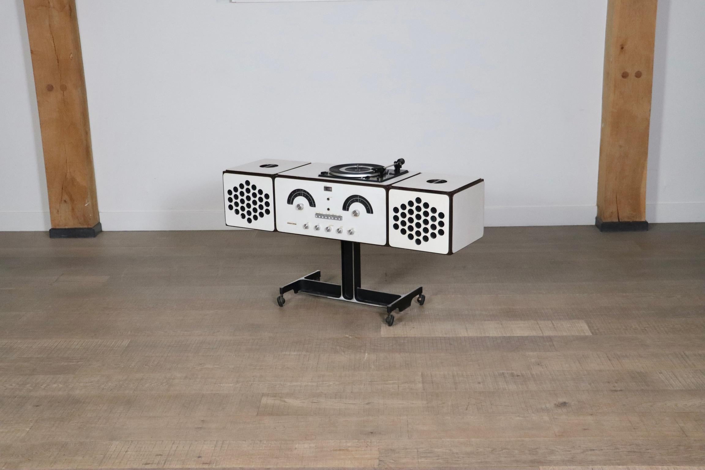 Nice Brionvega RR126 radio in white by Achille and Pier Giacomo Castiglioni, Italy 1960s.
RR126 stereo system was designed in 1965 by brothers Achille and Pier Giacomo Castiglioni. This one is made of white veneer and manufactured by Brionvega,