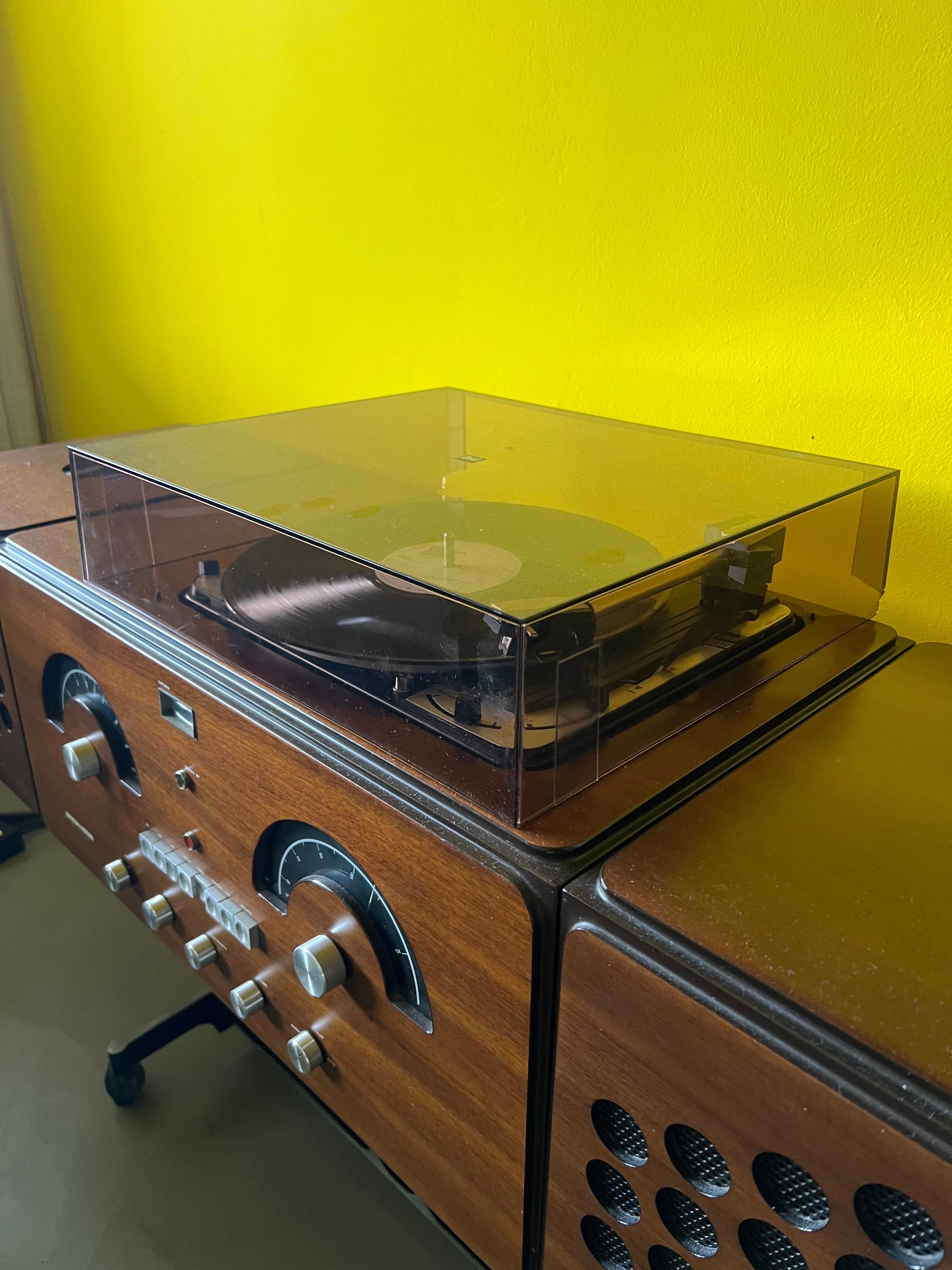 Brionvega RR126 Radio-Turntisch, Italienisch, Mitte des Jahrhunderts von Achille Castiglioni im Angebot 6