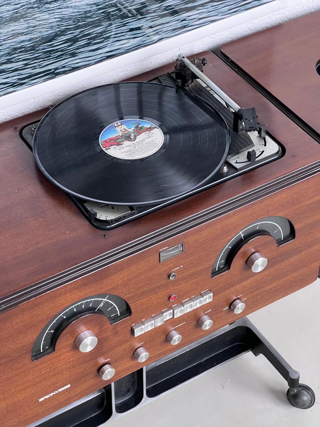 Brionvega RR126 Radio-Turntisch, Italienisch, Mitte des Jahrhunderts von Achille Castiglioni im Angebot 3
