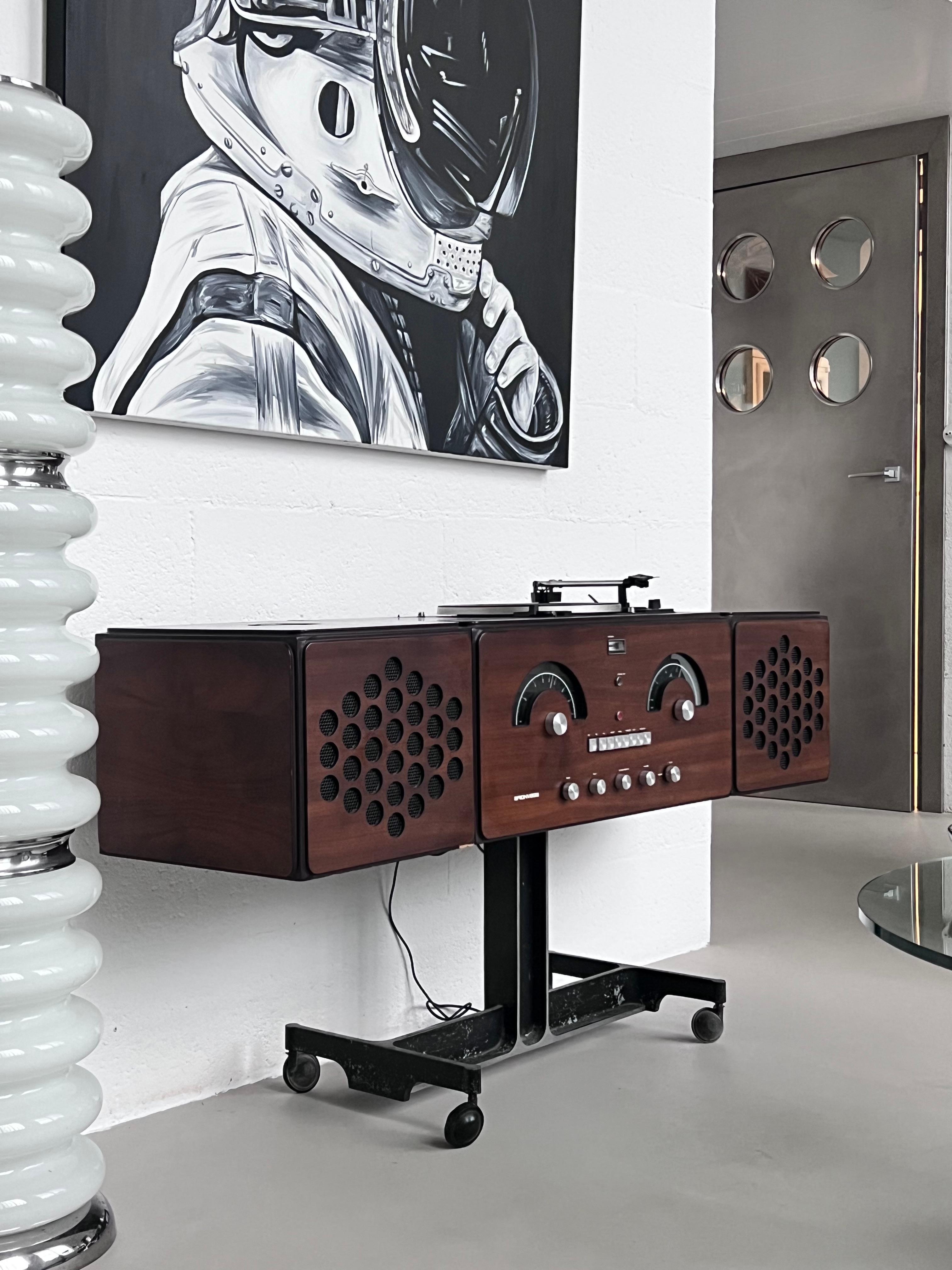 Conçue en 1964 par Achille et Pier Giacomo Castiglioni, deux des plus célèbres designers de l'ère Modern-Decor, la table tournante radio Brionvega RR126 est une pièce emblématique du design italien et, aujourd'hui encore, l'un des éléments les plus