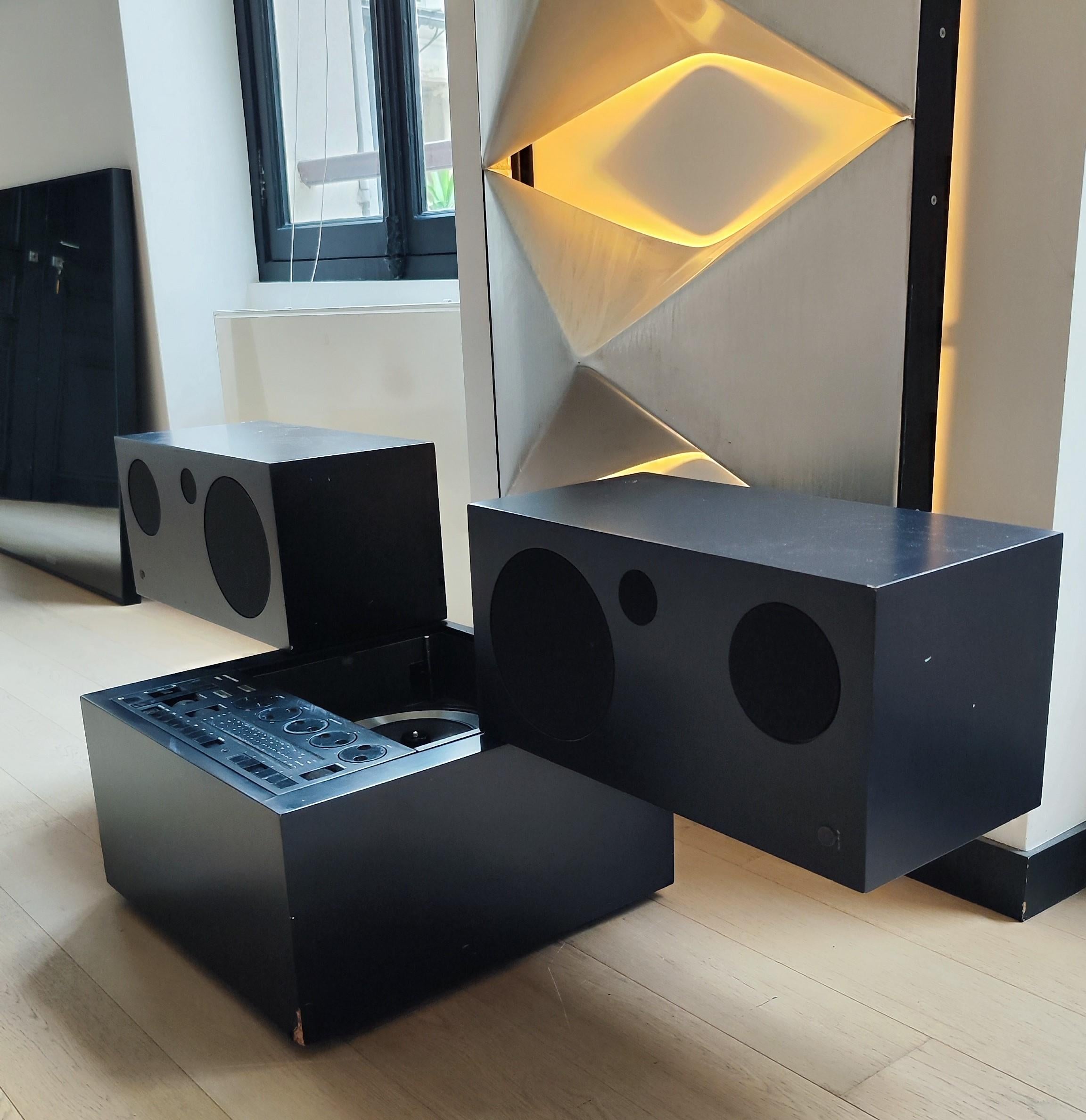 Exceptional Radio Totem RR130 by Mario Bellini for Brionvega, 1970.
.
Very rare
.
This incredibly rare radio is an iconic piece, with its swiveling speakers revealing the cassette deck and record player!
“With Totem, I didn’t want to attract the