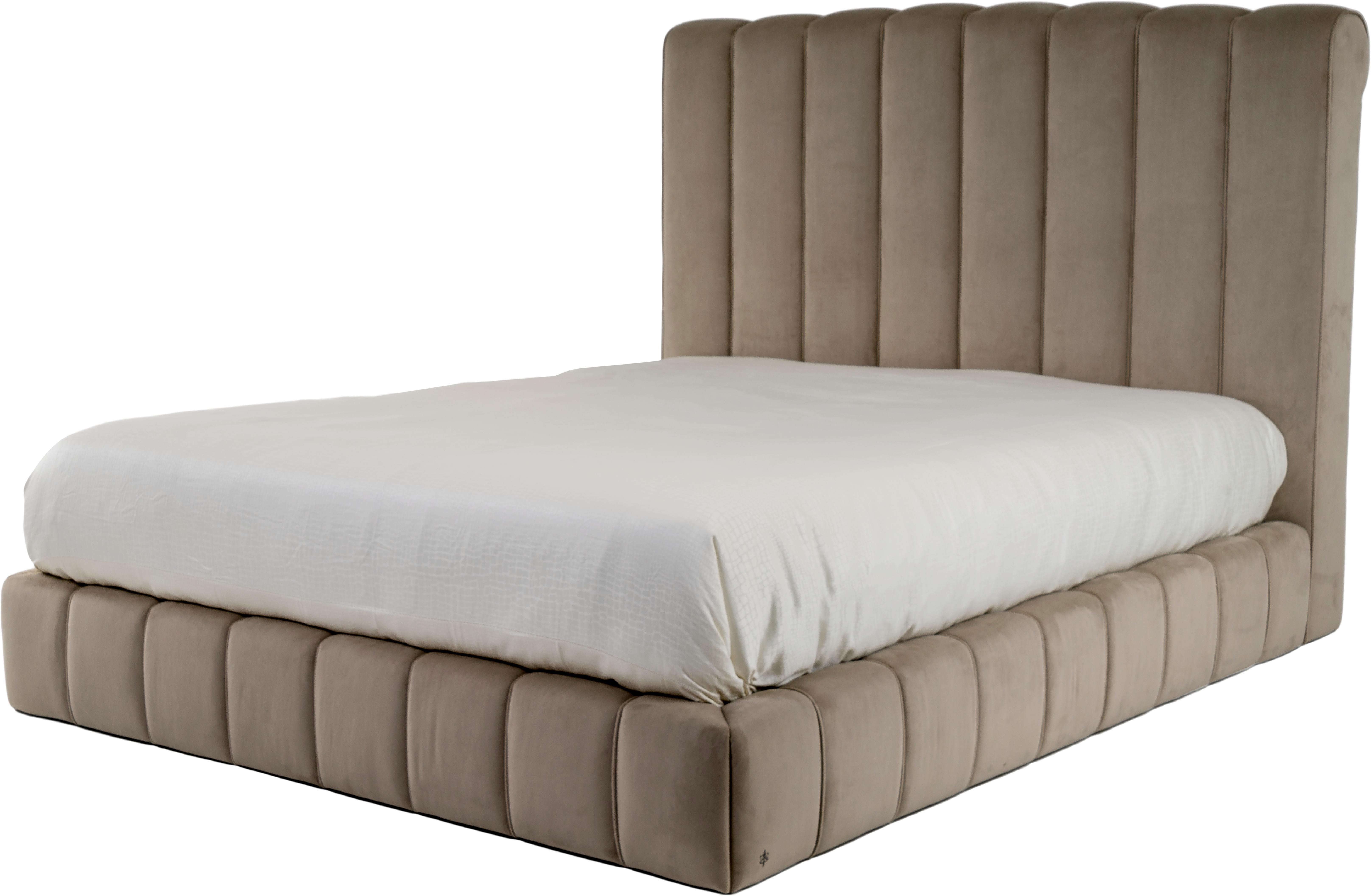 Elegance et simplicité, le lit Brisa est une combinaison de tête de lit et de base entièrement rembourrée.

Pour un matelas de 180x200cm (lit californien king). Disponible en trois tailles différentes sur demande.
Le matelas et les sommiers ne sont