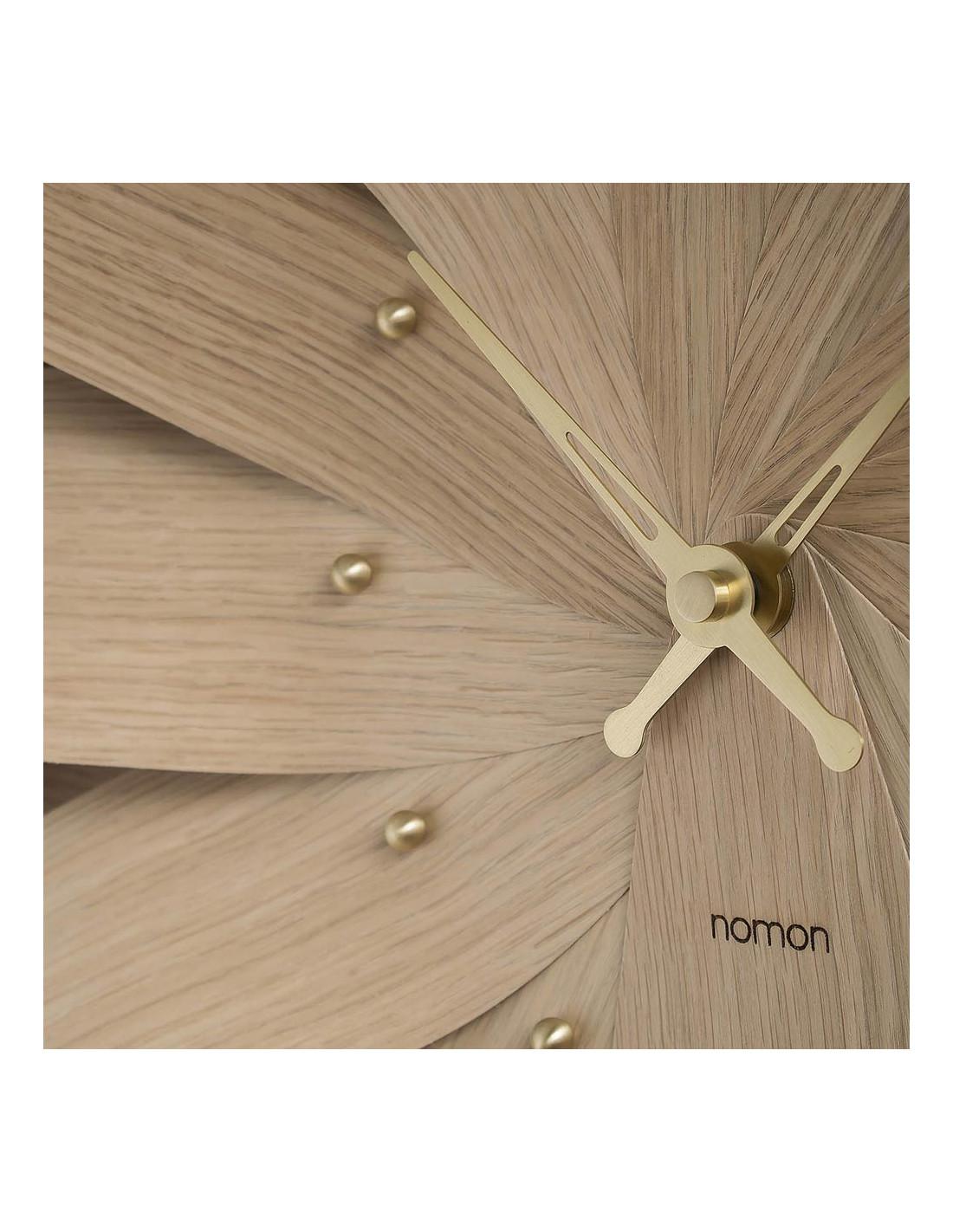 The Brisa G wall clock is composed of natural walnut or oak leaves and its hands and time signals are available in polished brass.
Brisa G wall clock: Body in walnut , Oak or both walnut and Oak , hands and time signals in polished brass.
Each