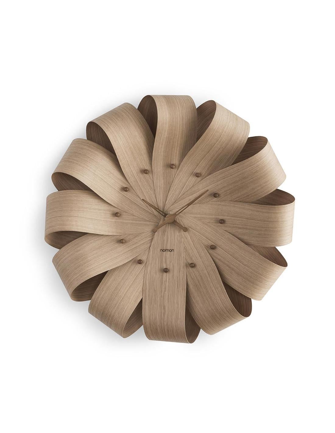 The Brisa wall clock is composed of natural walnut or oak leaves and its hands are available crafted in walnut, oak finish or polished brass.
Brisa wall clock: Body in walnut wood or Oak wood or both walnut and Oak wood, hands and time signals in