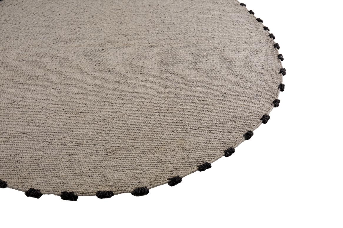 Verwandeln Sie Ihren Außenbereich mit dem Brish Outdoor Rug. Dieser Teppich, der mit Sorgfalt aus 100 % PET hergestellt wird, kombiniert nahtlos Haltbarkeit und Stil und verleiht Ihrer Umgebung einen Hauch von Luxus. Der Brish Outdoor Rug lässt sich