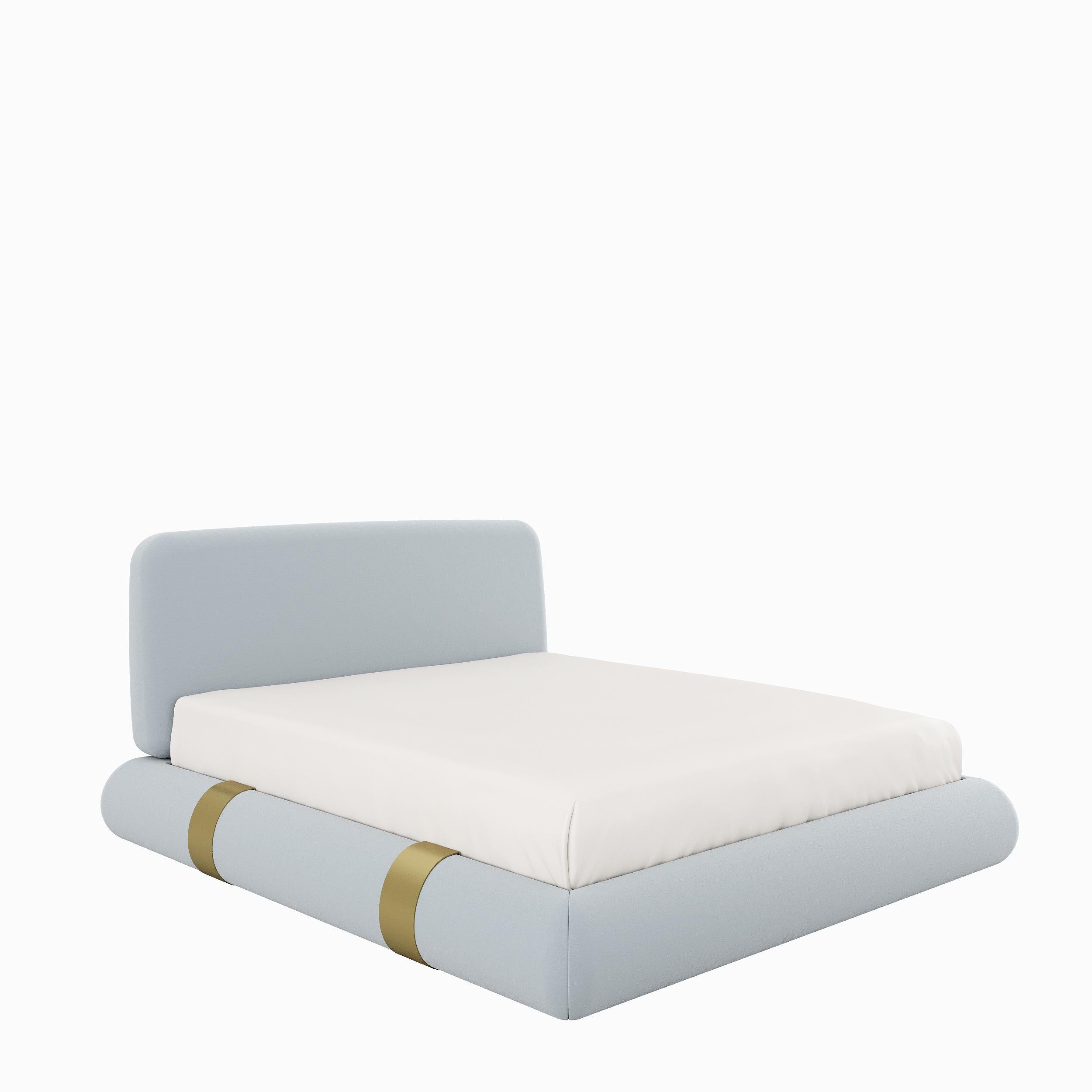 Moderne, épuré et minimaliste.
Le lit BRISTOL se caractérise par des lignes droites, une silhouette parfaitement équilibrée et un confort surprenant.
Bristol invite l'utilisateur à se sentir chez lui.
Les détails en laiton antique du lit moderne