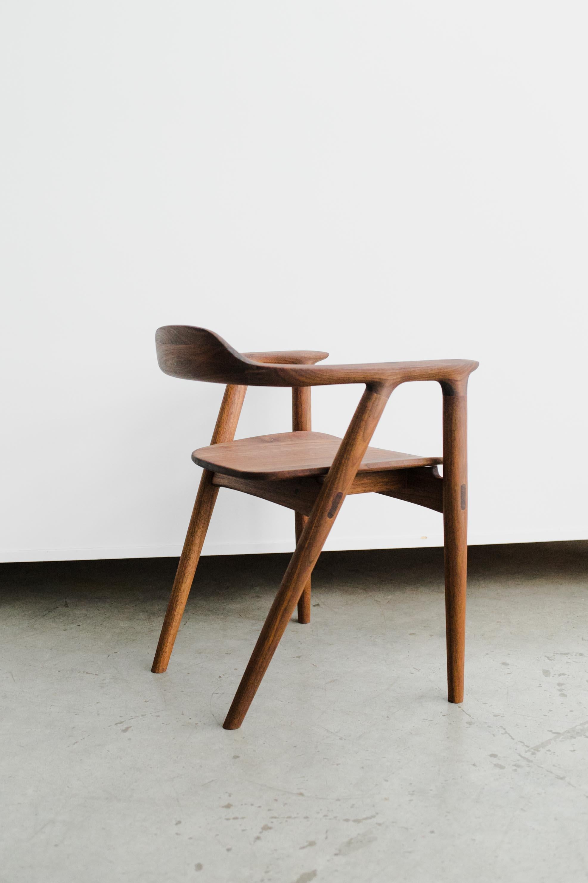 Dieser minimalistische Stuhl ist eine großartige Ergänzung für jedes moderne Esszimmer oder Wohnzimmer. Der Bristol-Stuhl zeichnet sich durch eine geschwungene Kammschiene, Keilzinkenverbindungen und handgeformte Kurven aus, die nahtlos in die Beine