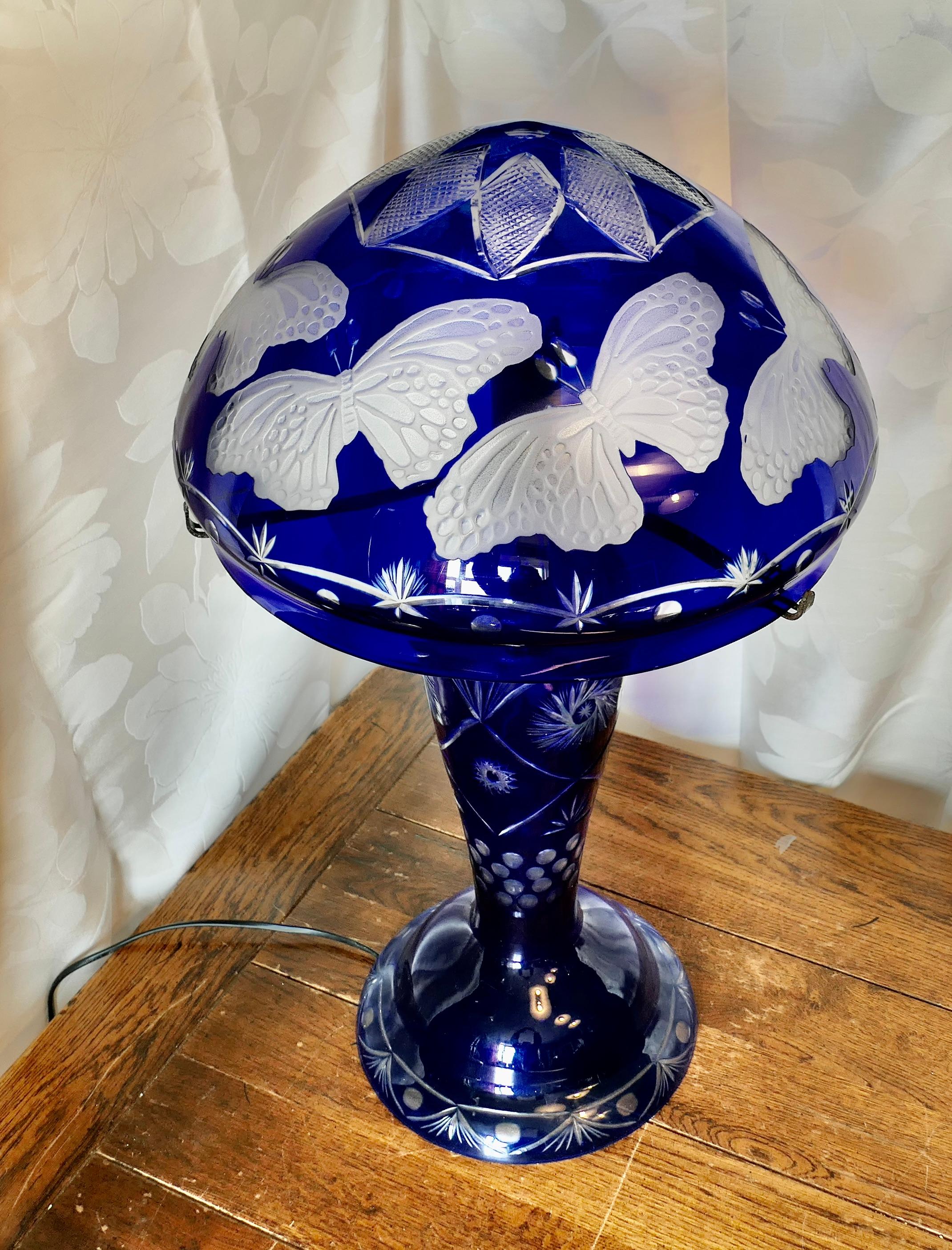 Lampe Bristol bleu cobalt avec abat-jour en verre  C'est une pièce étonnante en vente 4