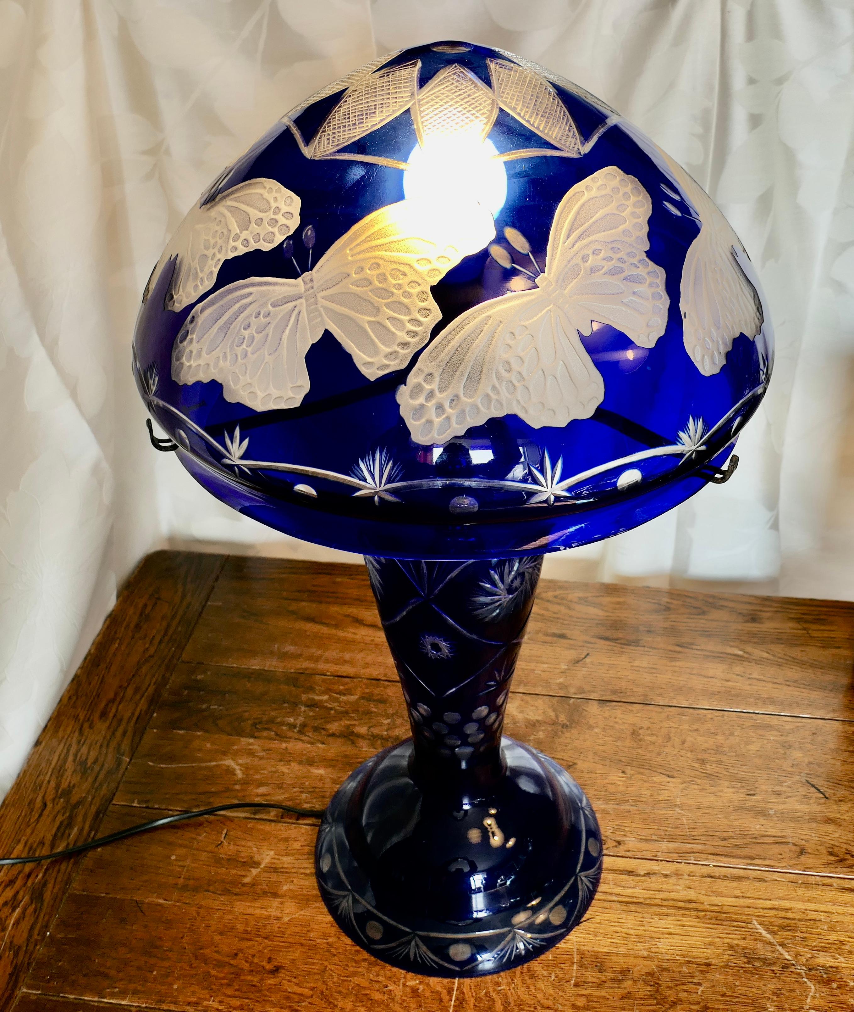 Art déco Lampe Bristol bleu cobalt avec abat-jour en verre  C'est une pièce étonnante en vente
