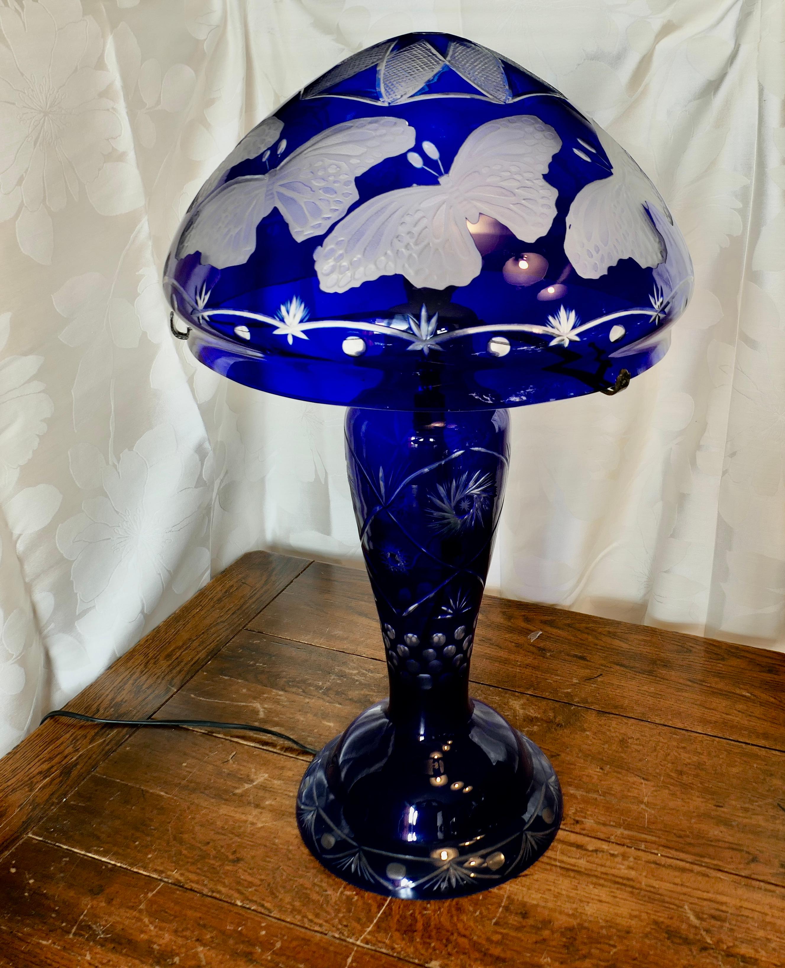 Lampe Bristol bleu cobalt avec abat-jour en verre  C'est une pièce étonnante Bon état - En vente à Godshill, Isle of Wight