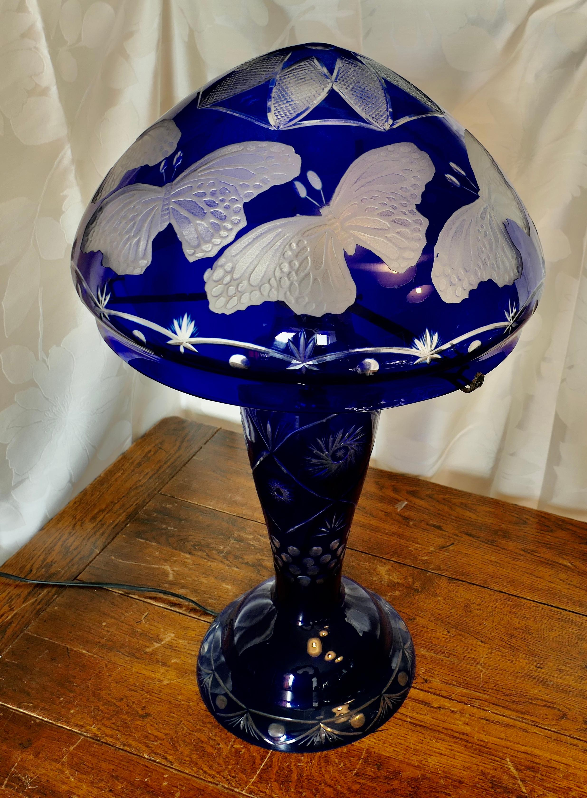 Début du 20ème siècle Lampe Bristol bleu cobalt avec abat-jour en verre  C'est une pièce étonnante en vente