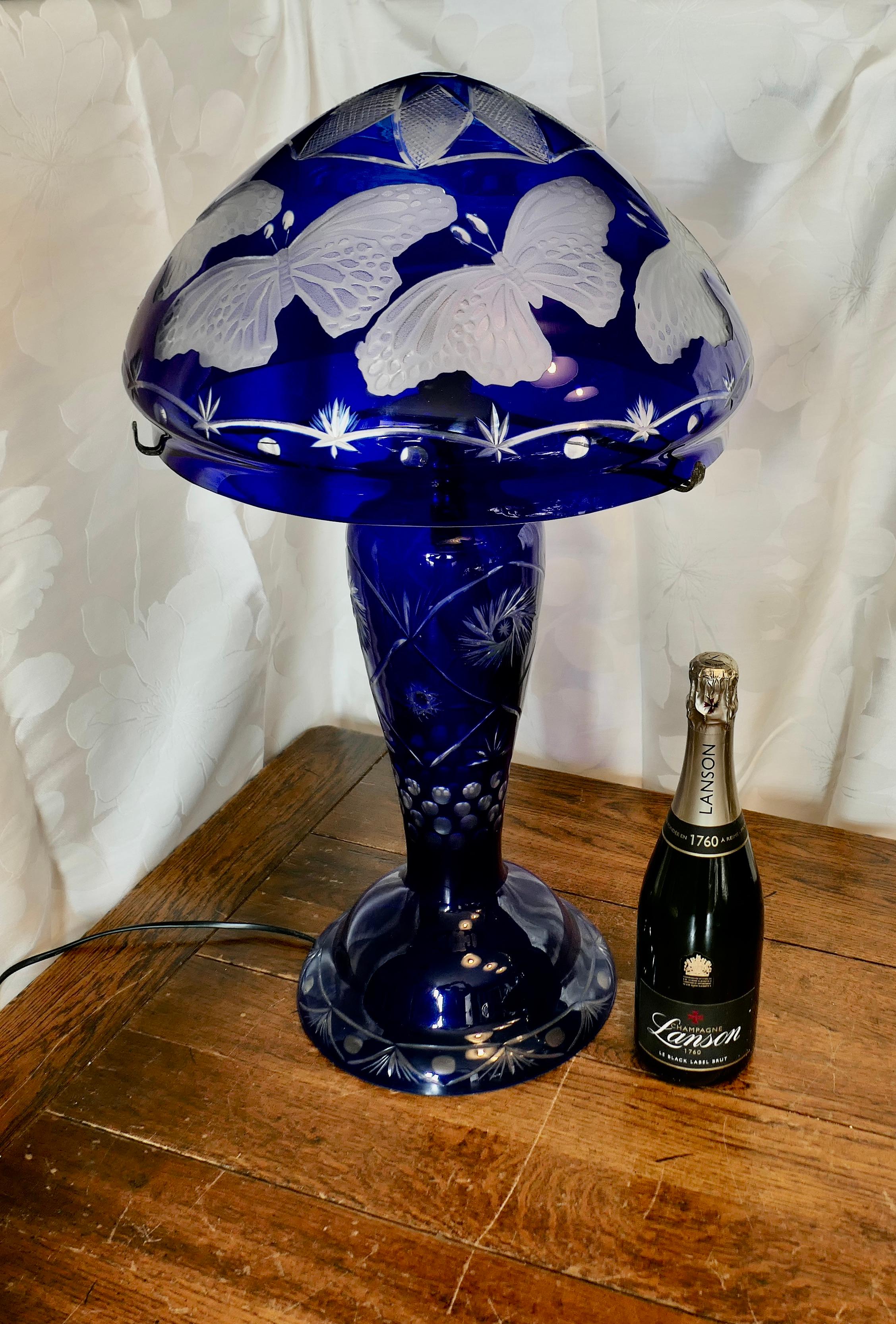 Verre taillé Lampe Bristol bleu cobalt avec abat-jour en verre  C'est une pièce étonnante en vente