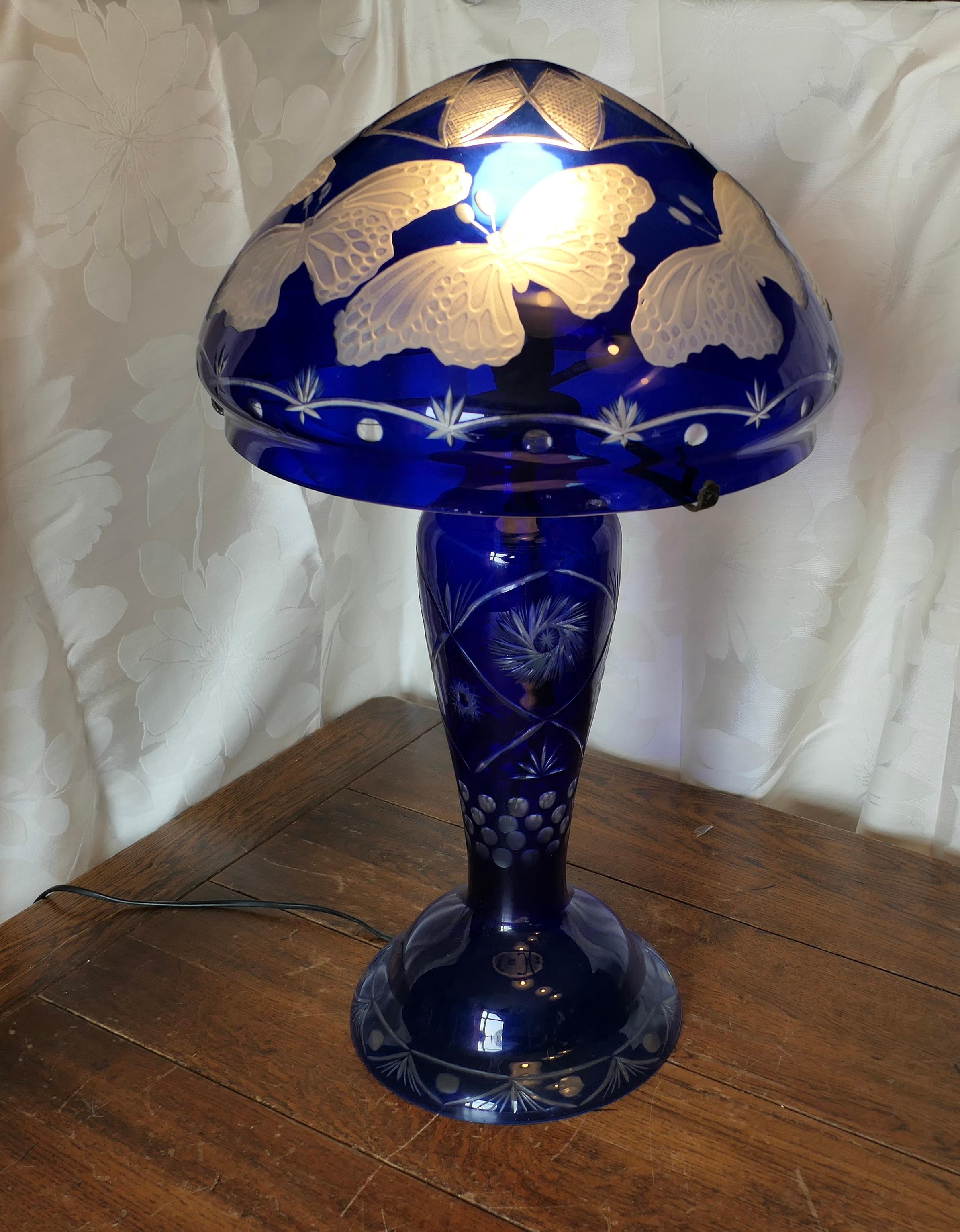 Lampe Bristol bleu cobalt avec abat-jour en verre  C'est une pièce étonnante en vente 1