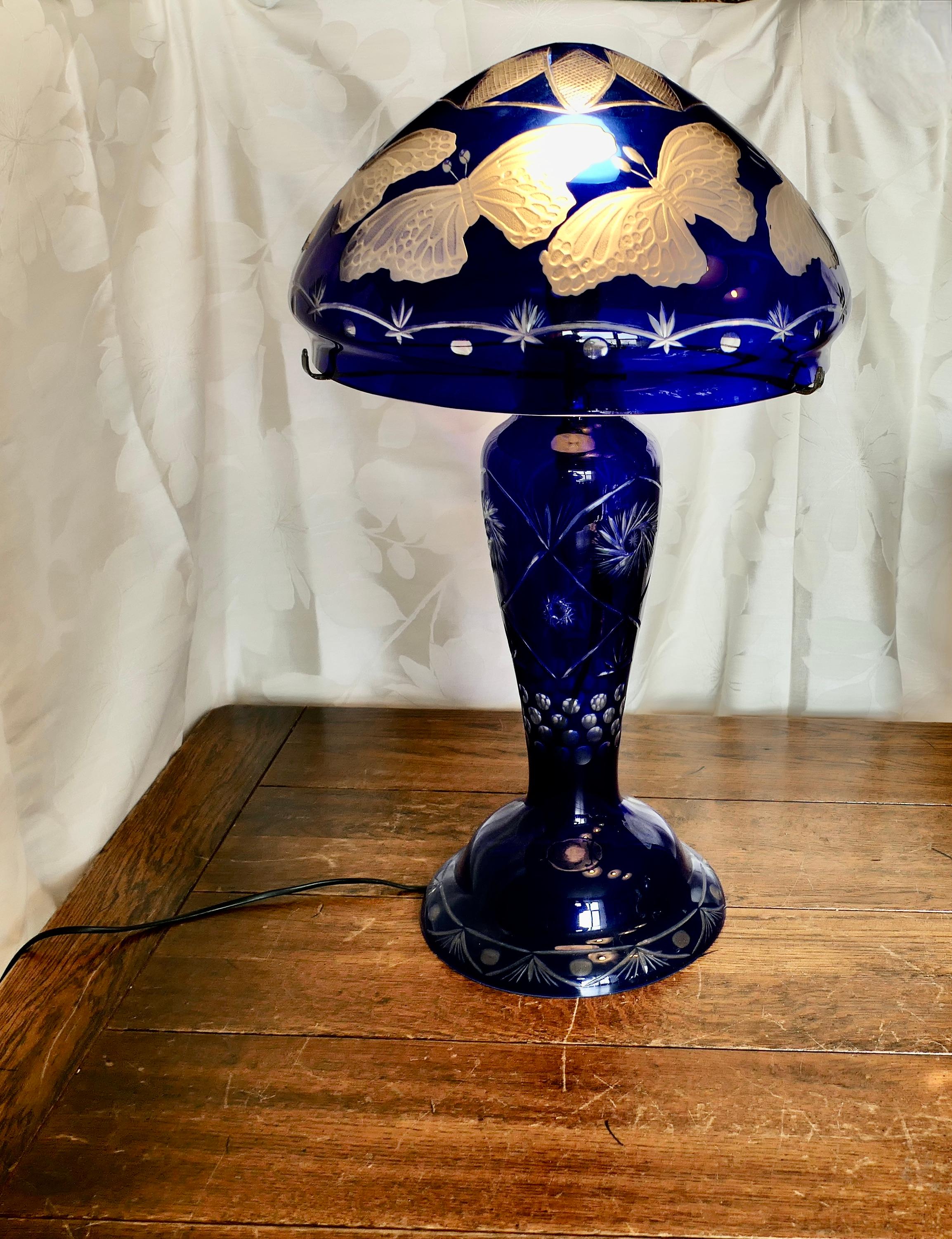 Lampe Bristol bleu cobalt avec abat-jour en verre  C'est une pièce étonnante en vente 2