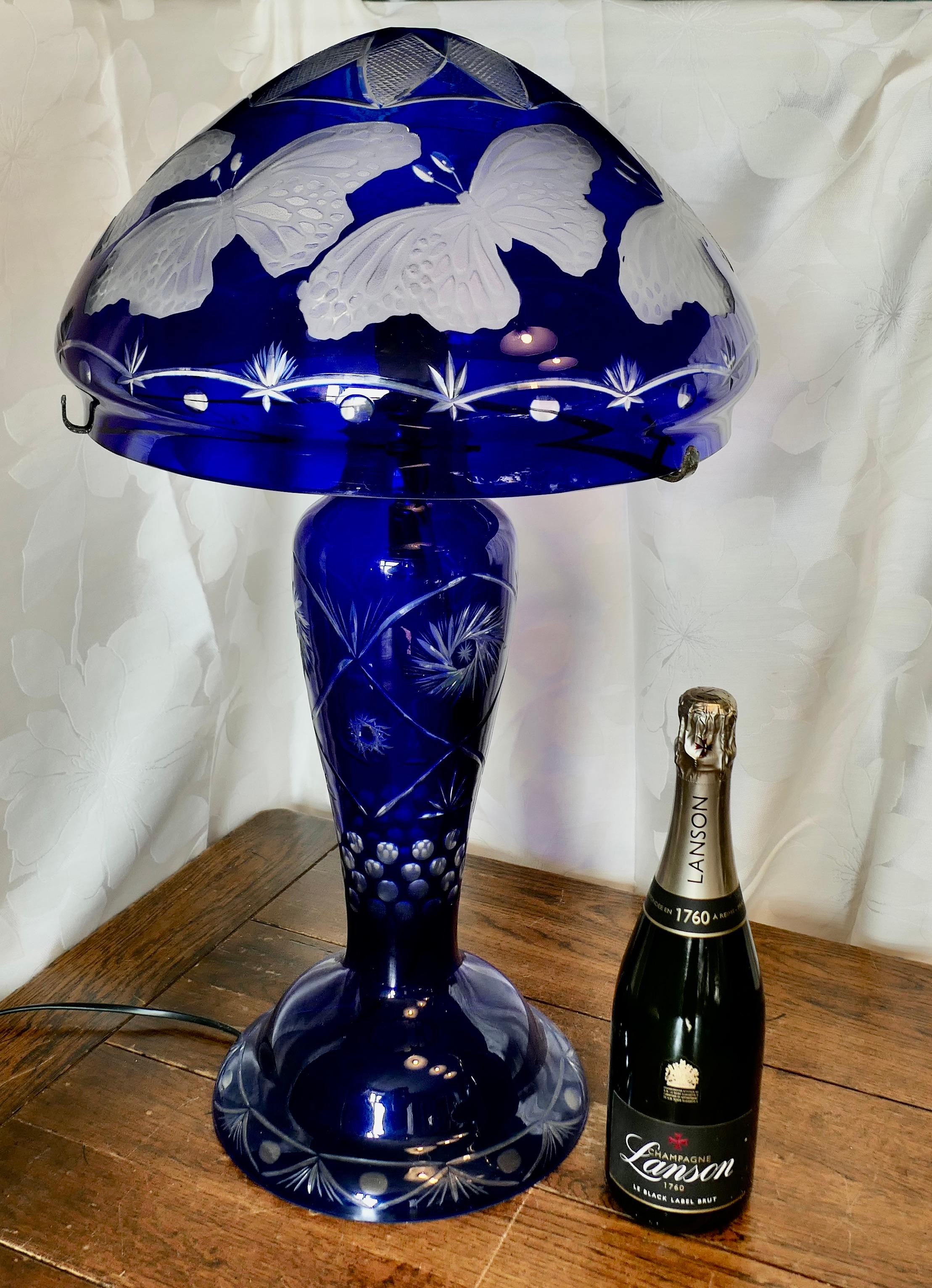 Lampe Bristol bleu cobalt avec abat-jour en verre  C'est une pièce étonnante en vente 3