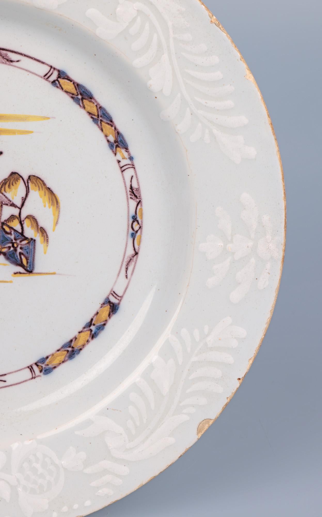 Bristol Delft - Assiette en poterie Bianco-Sopra-Bianco - Scène chinoise  en vente 6