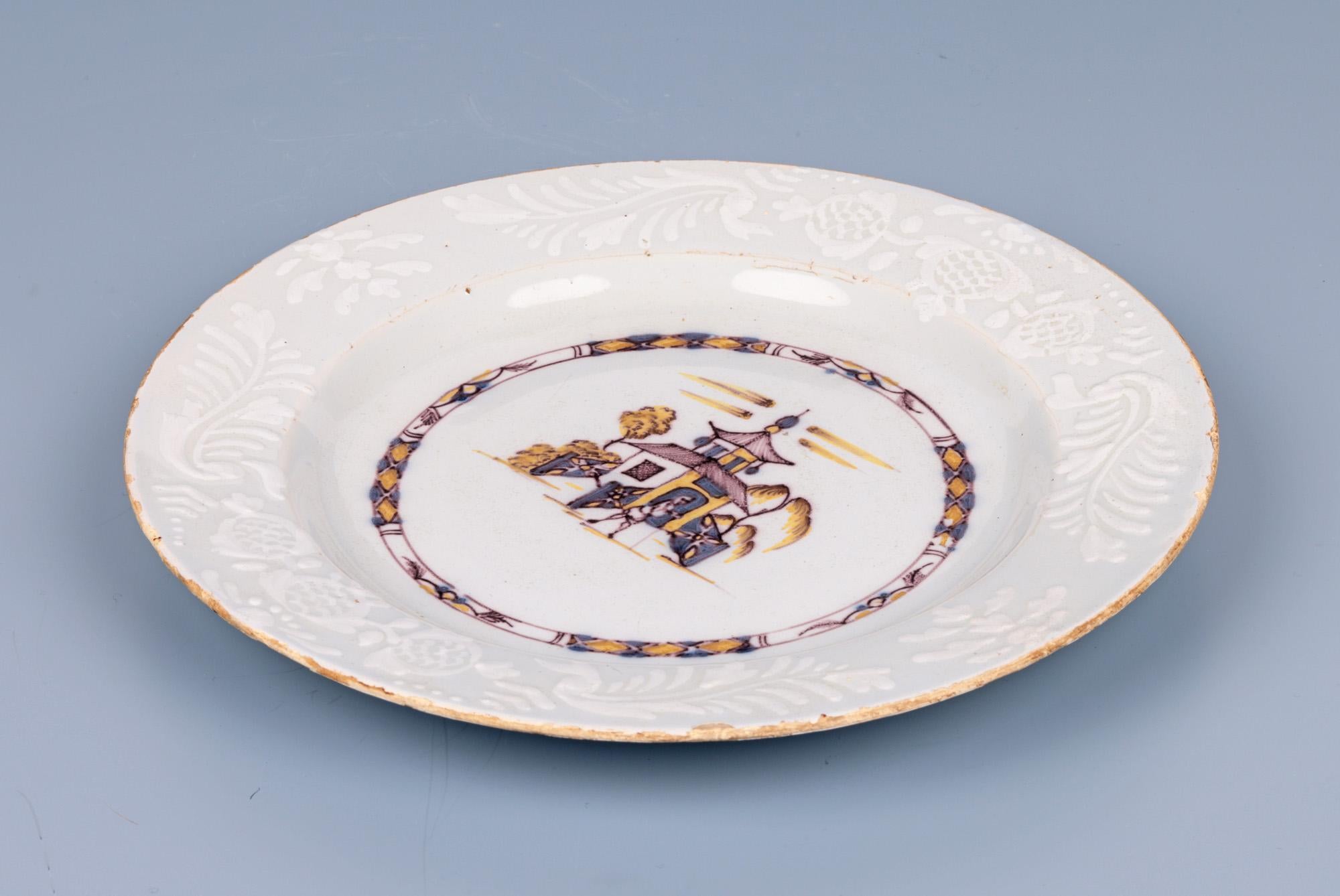 Bristol Delft Bianco-Sopra-Bianco Chinese Scene Pottery Plate In Good Condition For Sale In Bishop's Stortford, Hertfordshire