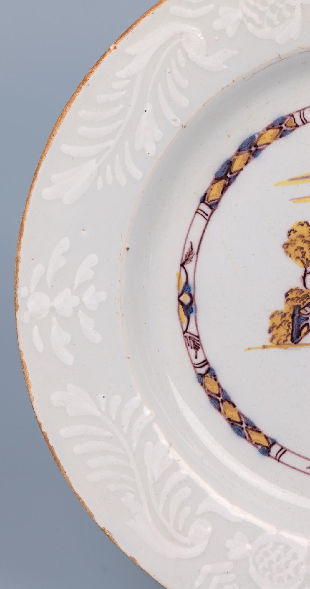 Milieu du XVIIIe siècle Bristol Delft - Assiette en poterie Bianco-Sopra-Bianco - Scène chinoise  en vente