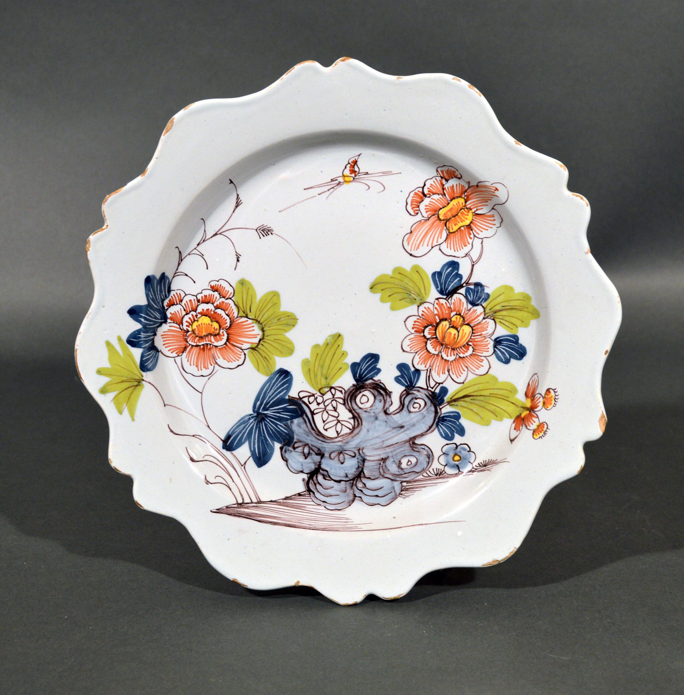 Bristol Delftware Set of Six Polychrome Chinoiserie Scalloped Plates, 1760 In Good Condition For Sale In Downingtown, PA