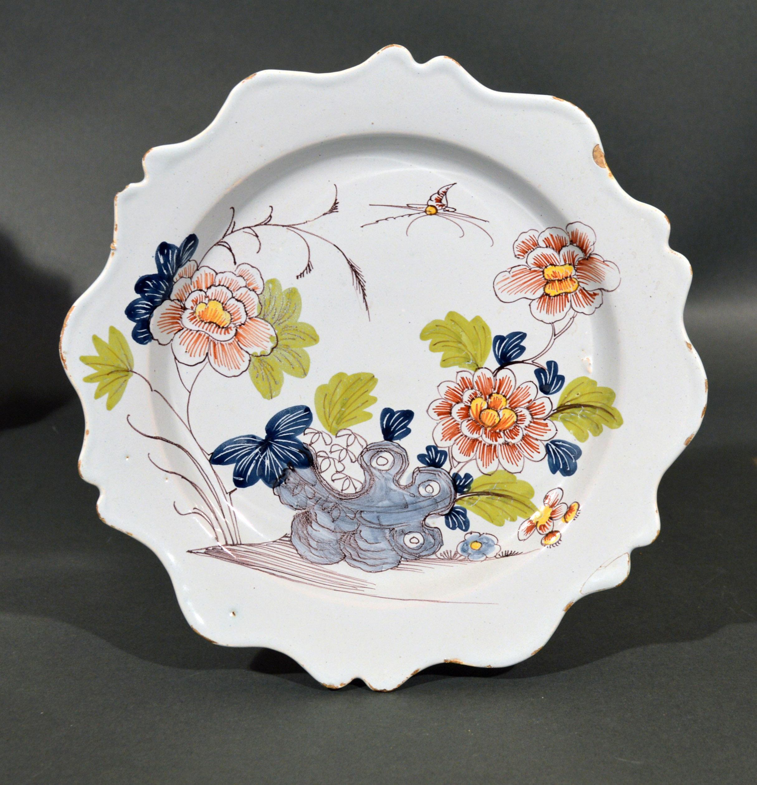 Bristol Delftware Set of Six Polychrome Chinoiserie Scalloped Plates, 1760 For Sale 1