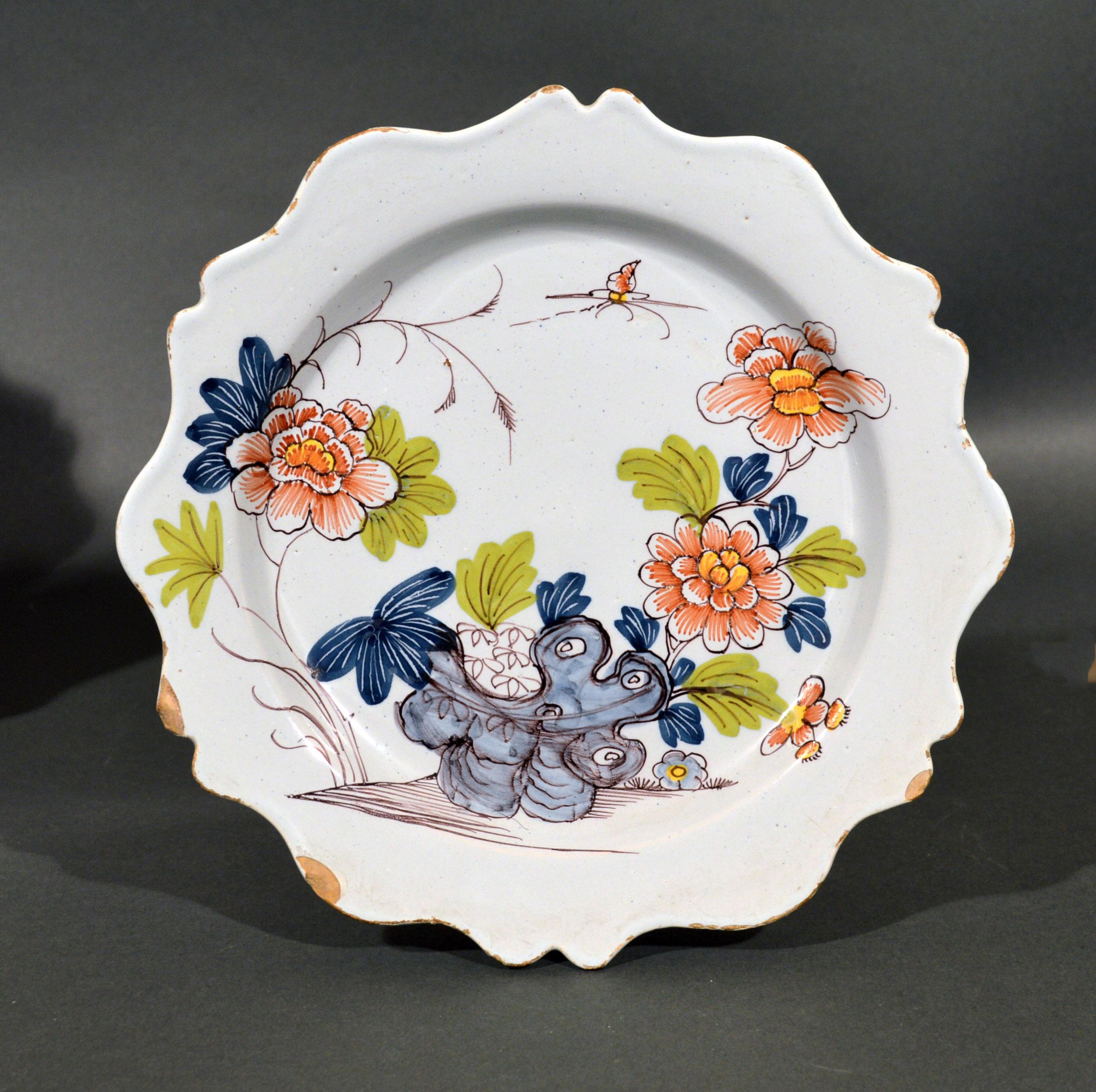 Bristol Delftware Set of Six Polychrome Chinoiserie Scalloped Plates, 1760 For Sale 2