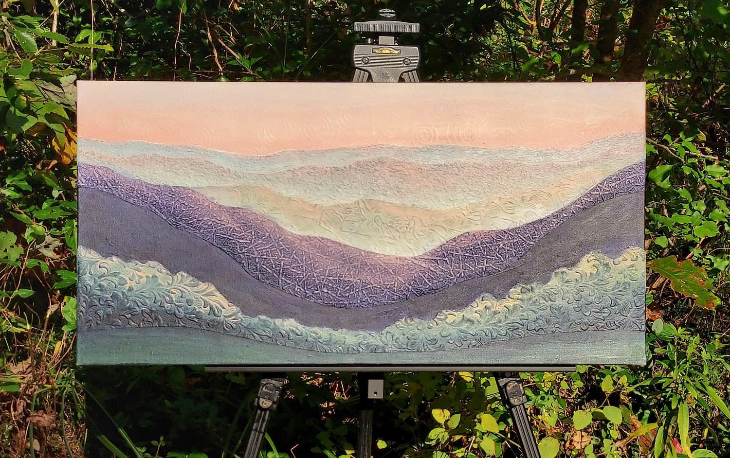 <p>Commentaires de l'artiste<br />Les berceuses et les montagnes apportent le réconfort des temps anciens. D'une certaine manière, cette œuvre d'art représentant un coucher de soleil offre un sentiment de paix similaire. Des collines ondoyantes se