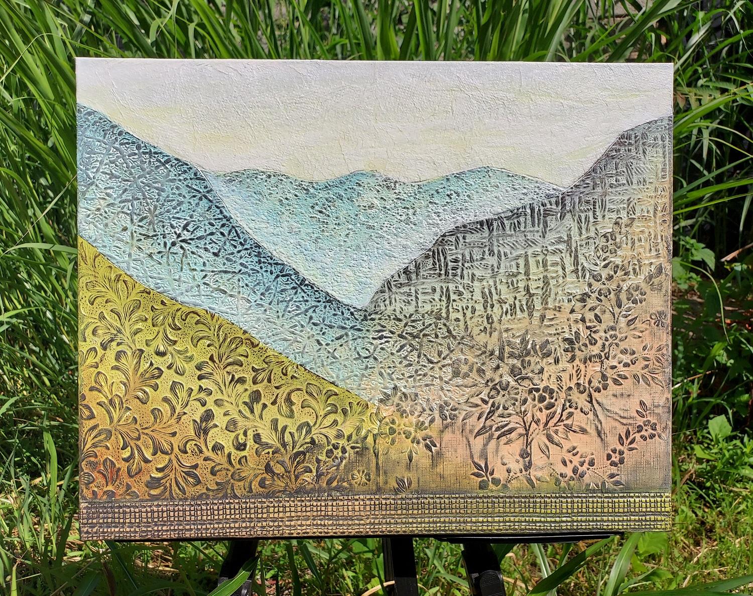 <p>Kommentare des Künstlers<br />Geprägtes Papier und Schichten von Acrylfarbe schaffen eine strukturierte Landschaft. Die Künstlerin Brit J Oie stellt fest, dass die letzten Farben des Herbstes vor dem Wintereinbruch verweilen. Die hohen Berge sind