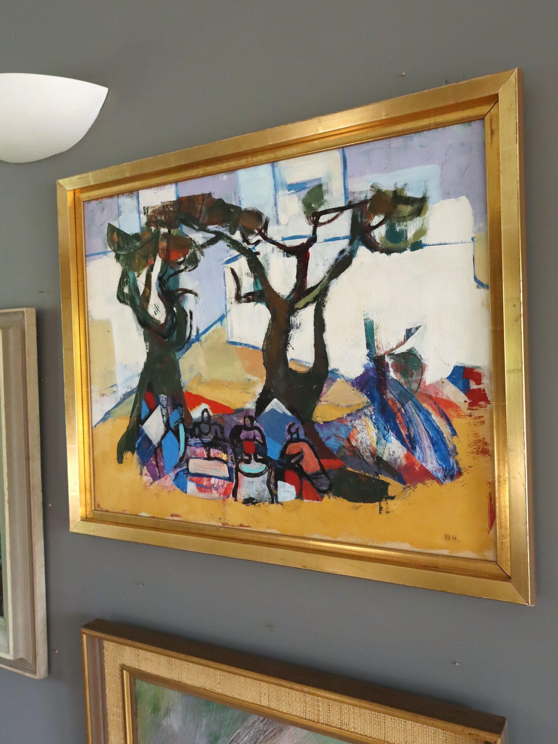 PICKNICK UNTER DEN KIEFERN
Größe: 54 x 66,5 cm (einschließlich Rahmen)
Öl auf Karton

Ein figuratives Gemälde aus der Mitte des Jahrhunderts, das ein lebhaftes Beisammensein im Freien unter zwei abstrahierten Kiefern in kühnen, ausdrucksstarken