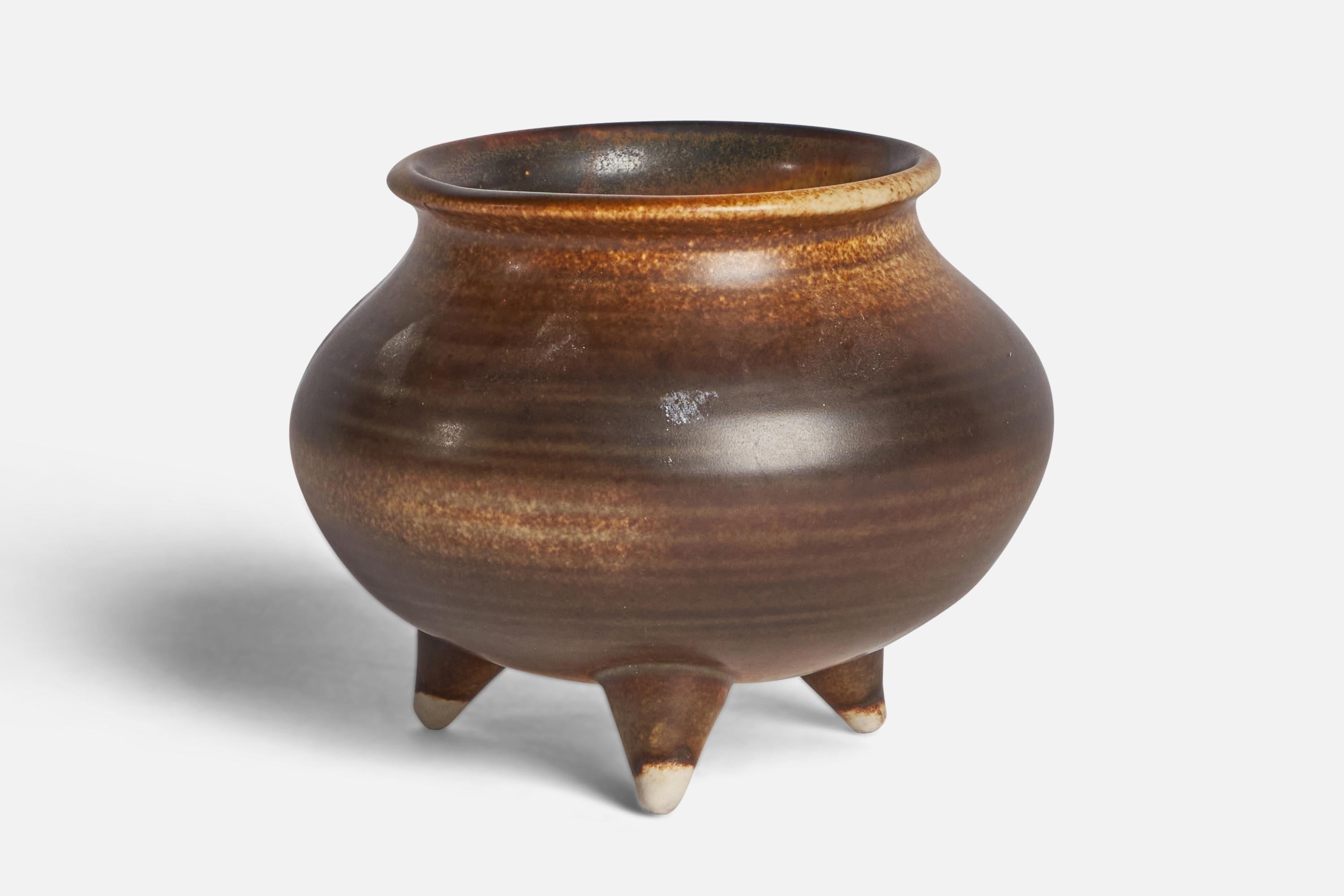 Un petit vase émaillé brun-beige conçu par Brita Heilimo et produit par Arabia, Finlande, vers les années 1950.