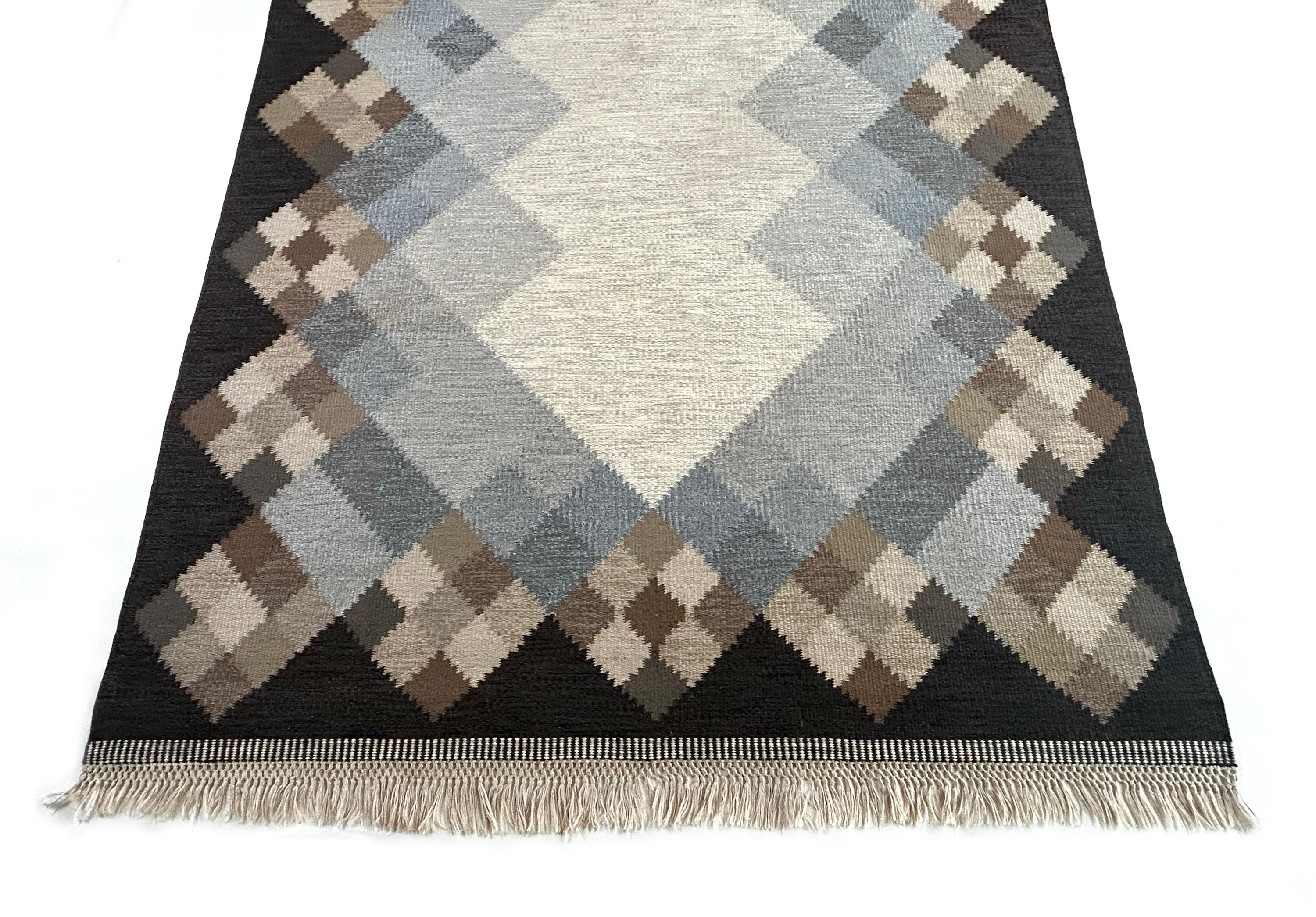 Brita Svefors Dunkelblauer und brauner Flachgewebe-Teppich 