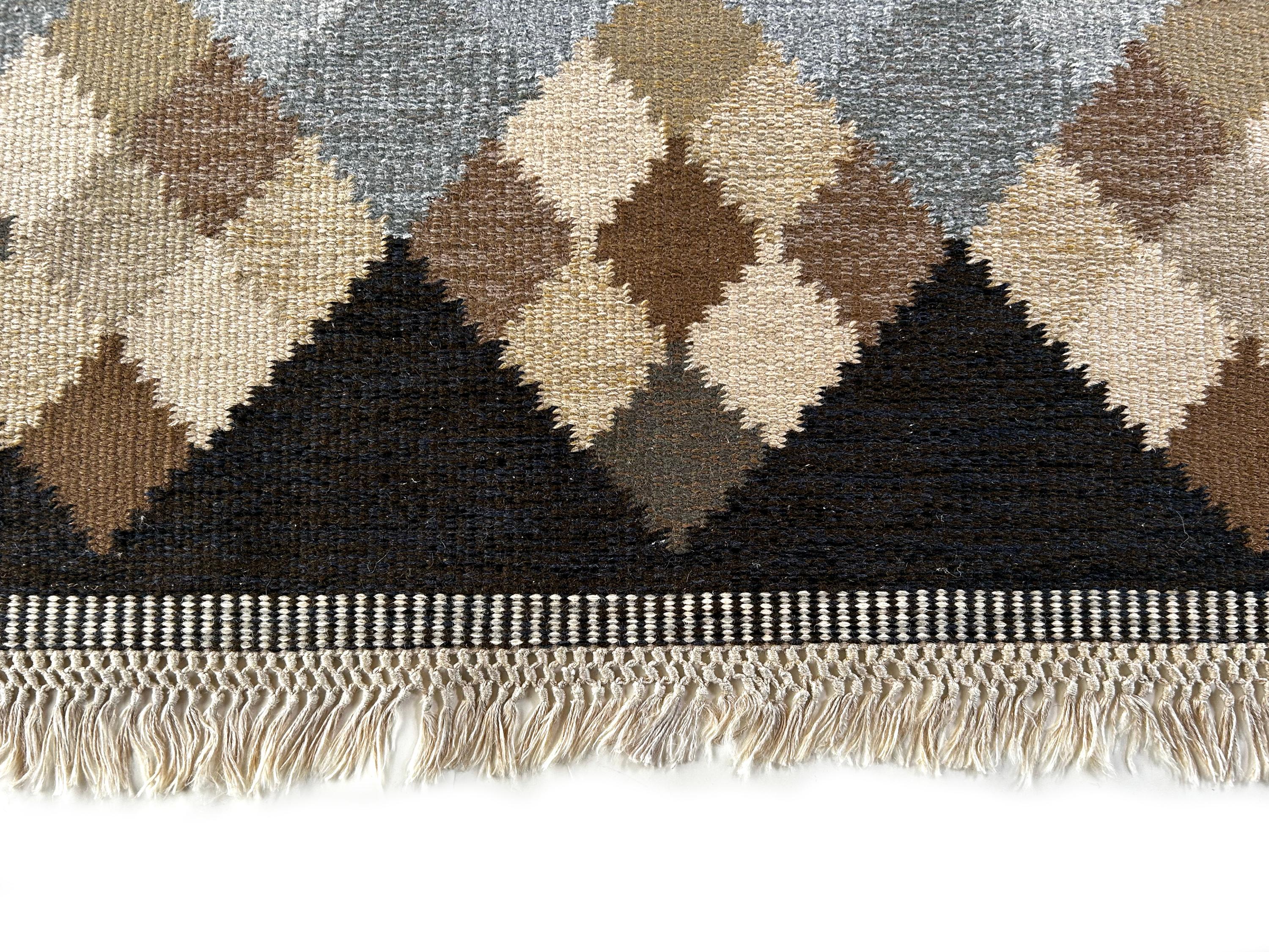 Brita Svefors Dunkelblauer und brauner Flachgewebe-Teppich 