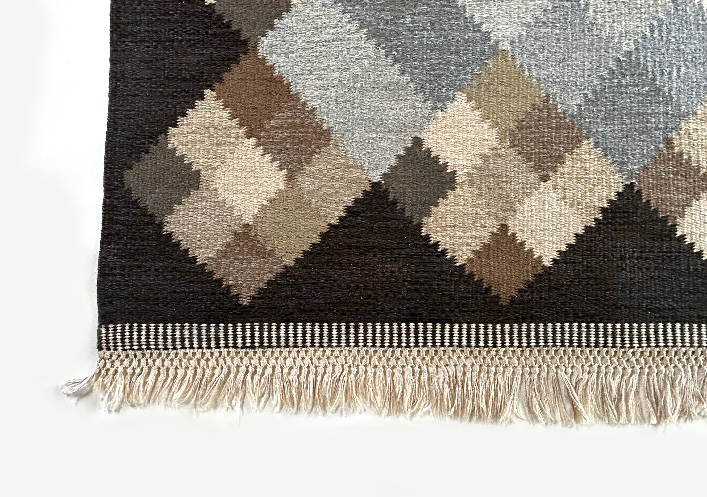 Brita Svefors Dunkelblauer und brauner Flachgewebe-Teppich 