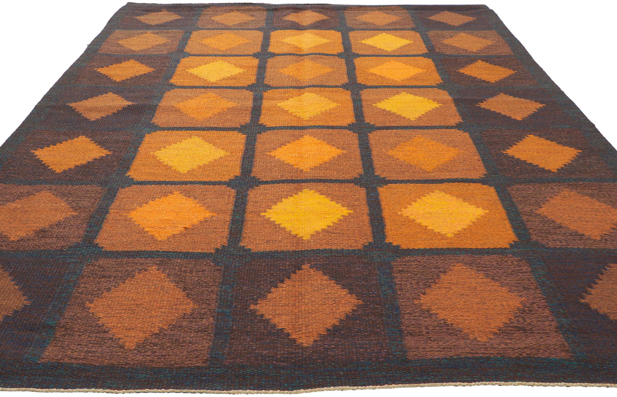 Brita Svefors Vintage Swedish Kilim Rollakan Rug, Brun Rödgul Diamant Rutmönster (Skandinavische Moderne) im Angebot