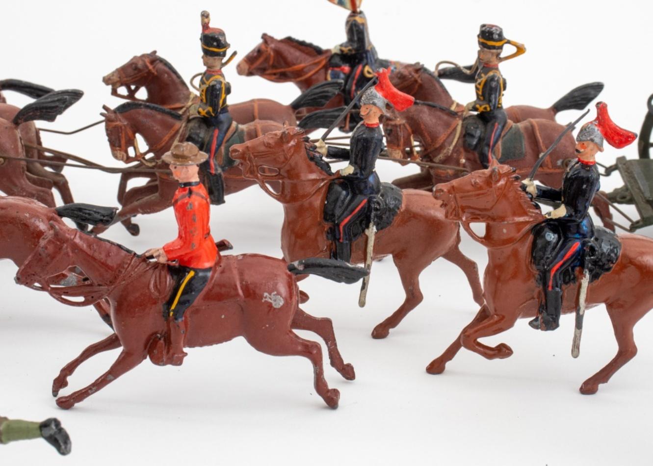 Britains Ltd Artillery Carriage & Lead Soldiers In Good Condition For Sale In New York, NY