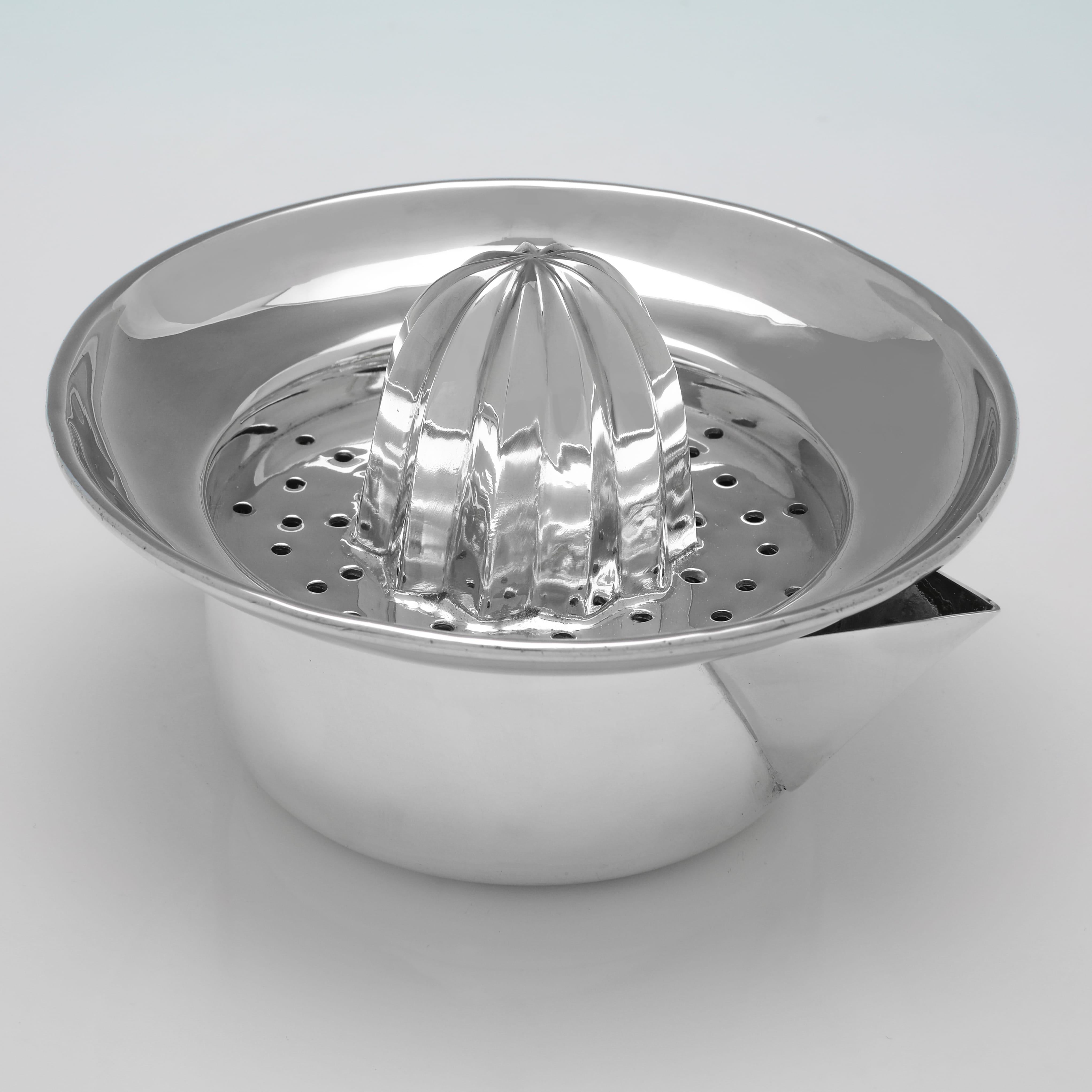 Portant les marques d'importation de Londres en 1984, cette belle passoire à citron en argent Britannia Standard d'époque Élisabeth II est d'un design sobre. La passoire à citron mesure 9 cm (3,5