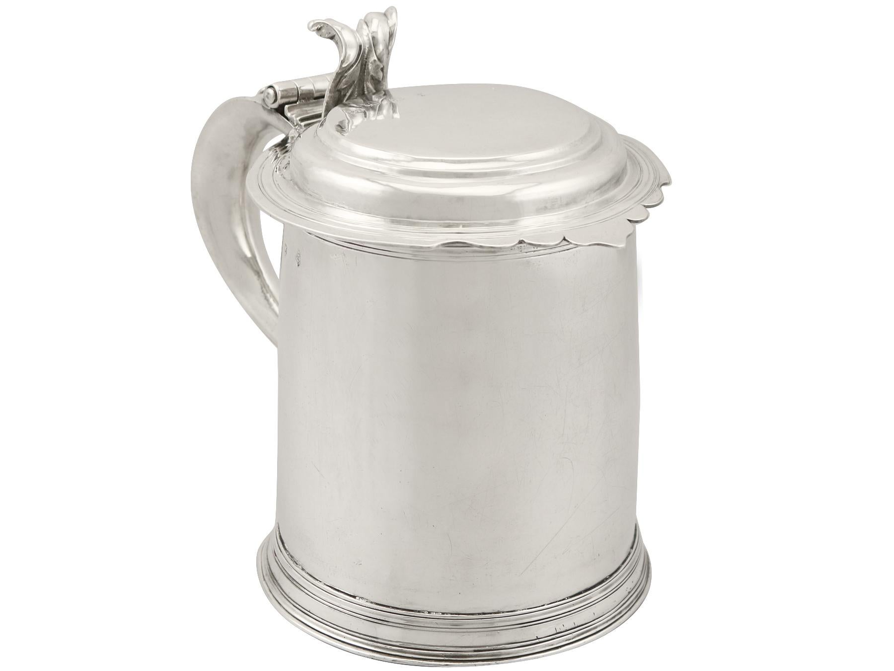 A exceptional, fine and impressive antique William III English Britannia standard silver flat topped quart and a half tankard; an addition to our range of collectible early 18th century silverware.

This exceptional antique William III Britannia