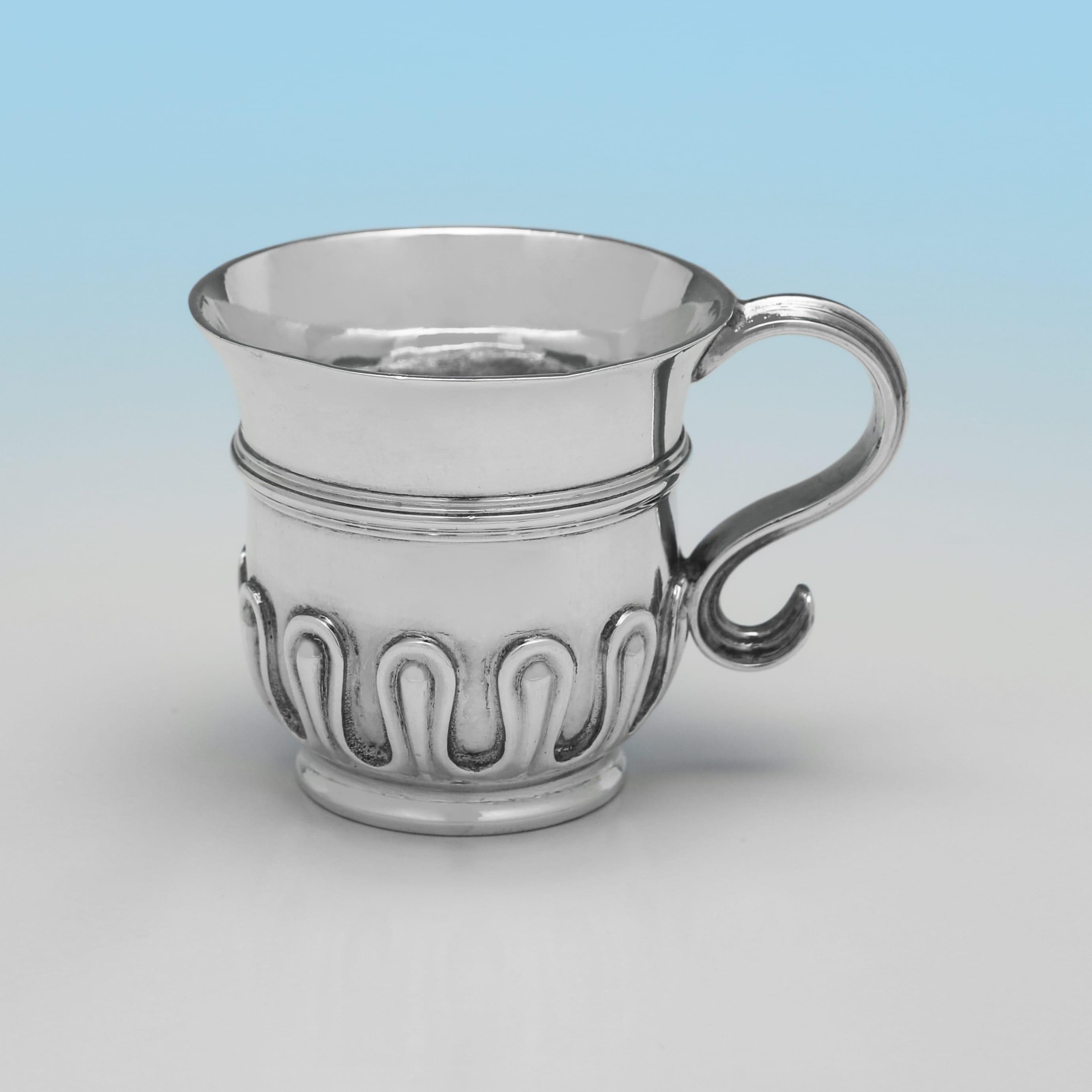 Con marchio a Londra nel 1877 da Alexander MacRae, questo bel set di 6 tazze d'argento vittoriane, Antique Britannia Standard Tot Cups, sono modellate in modo da assomigliare a boccali di birra e sono incise con uno stemma. Ogni tazza misura 1,5