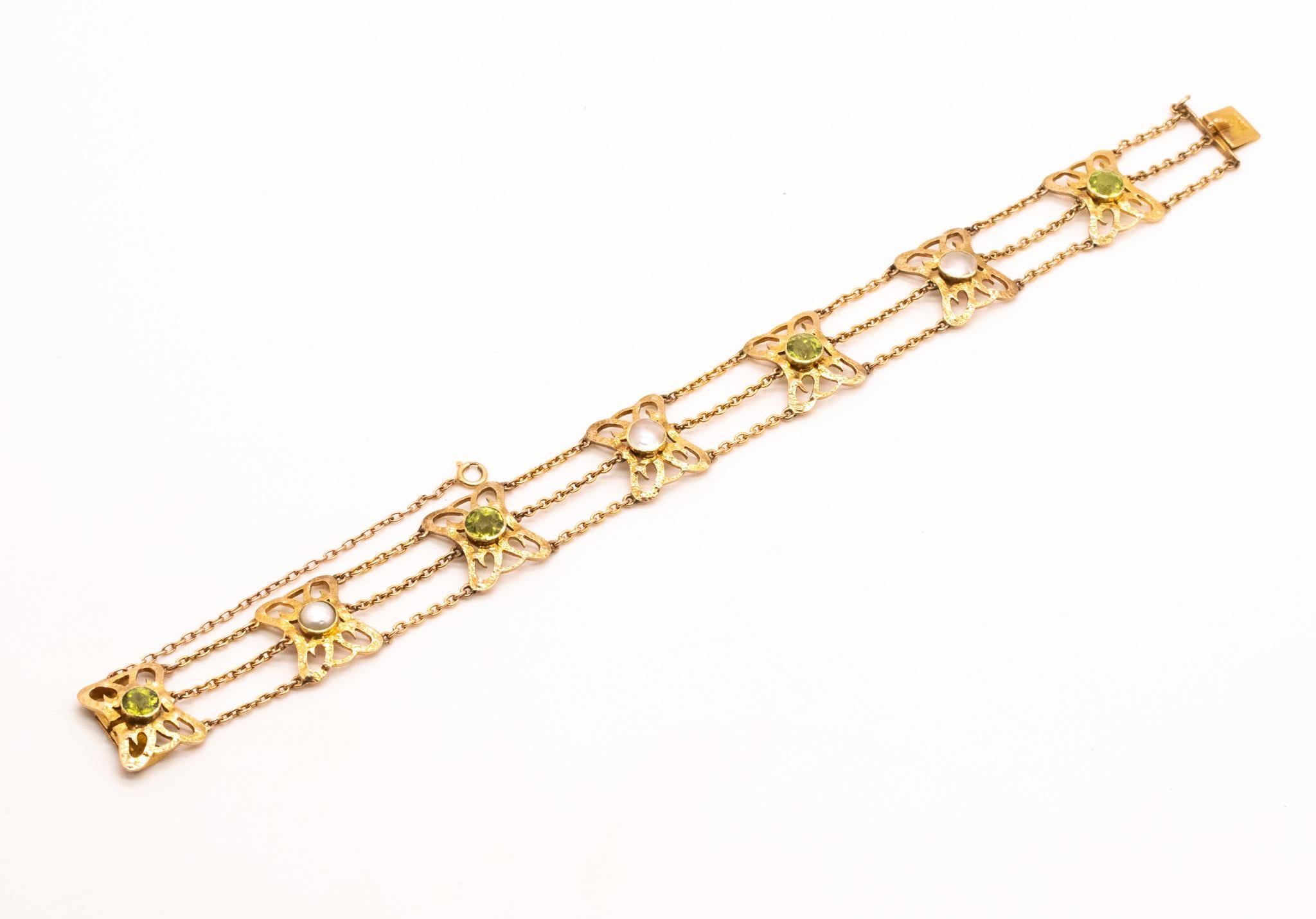British 1900 Liberty Art and Craft Bracelet in 15 Cts with Pearls and Peridots In Excellent Condition For Sale In Miami, FL