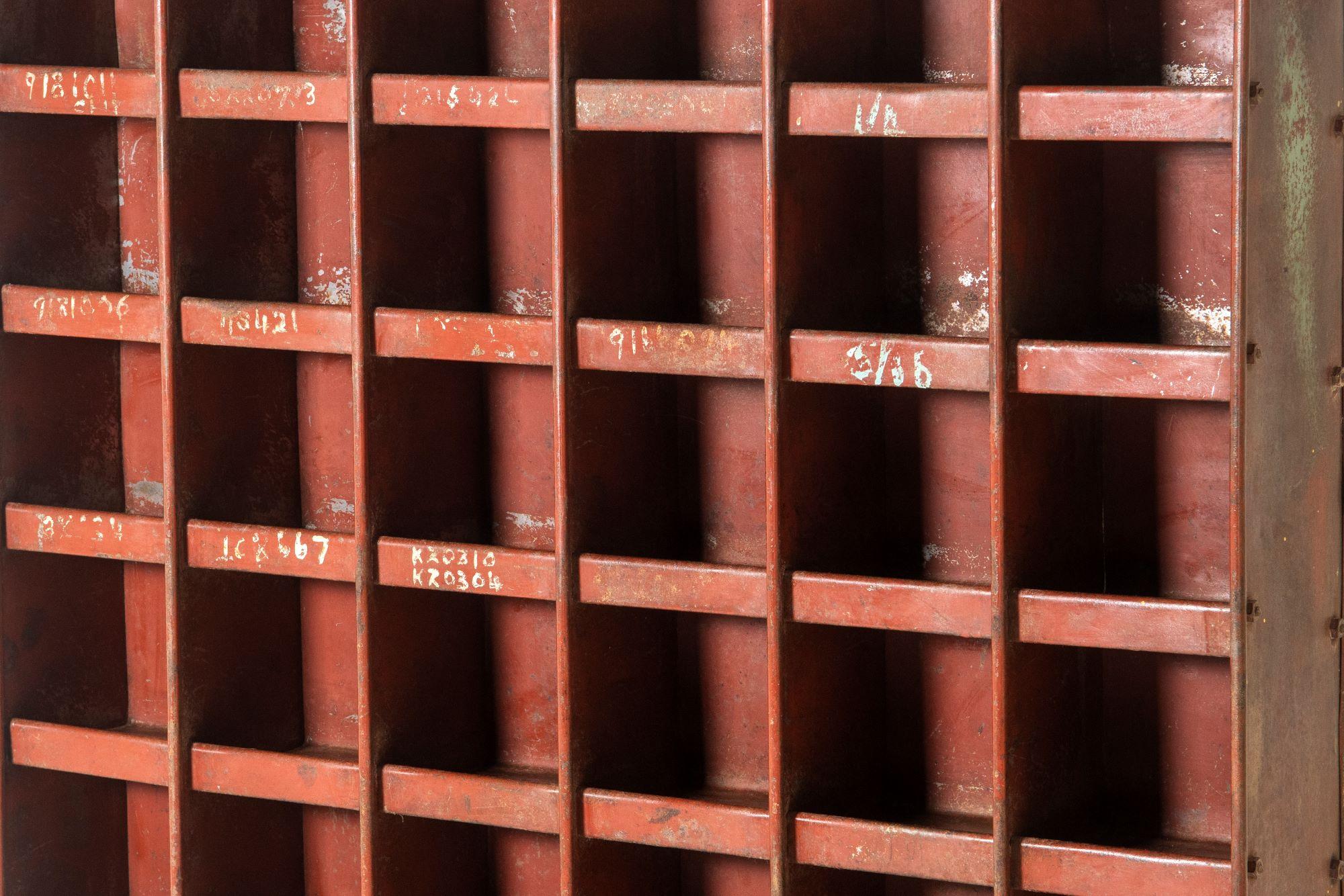 Britische 1920er Jahre Metall Industrie Pigeon Hole Storage Unit CD Lagerung (Englisch) im Angebot