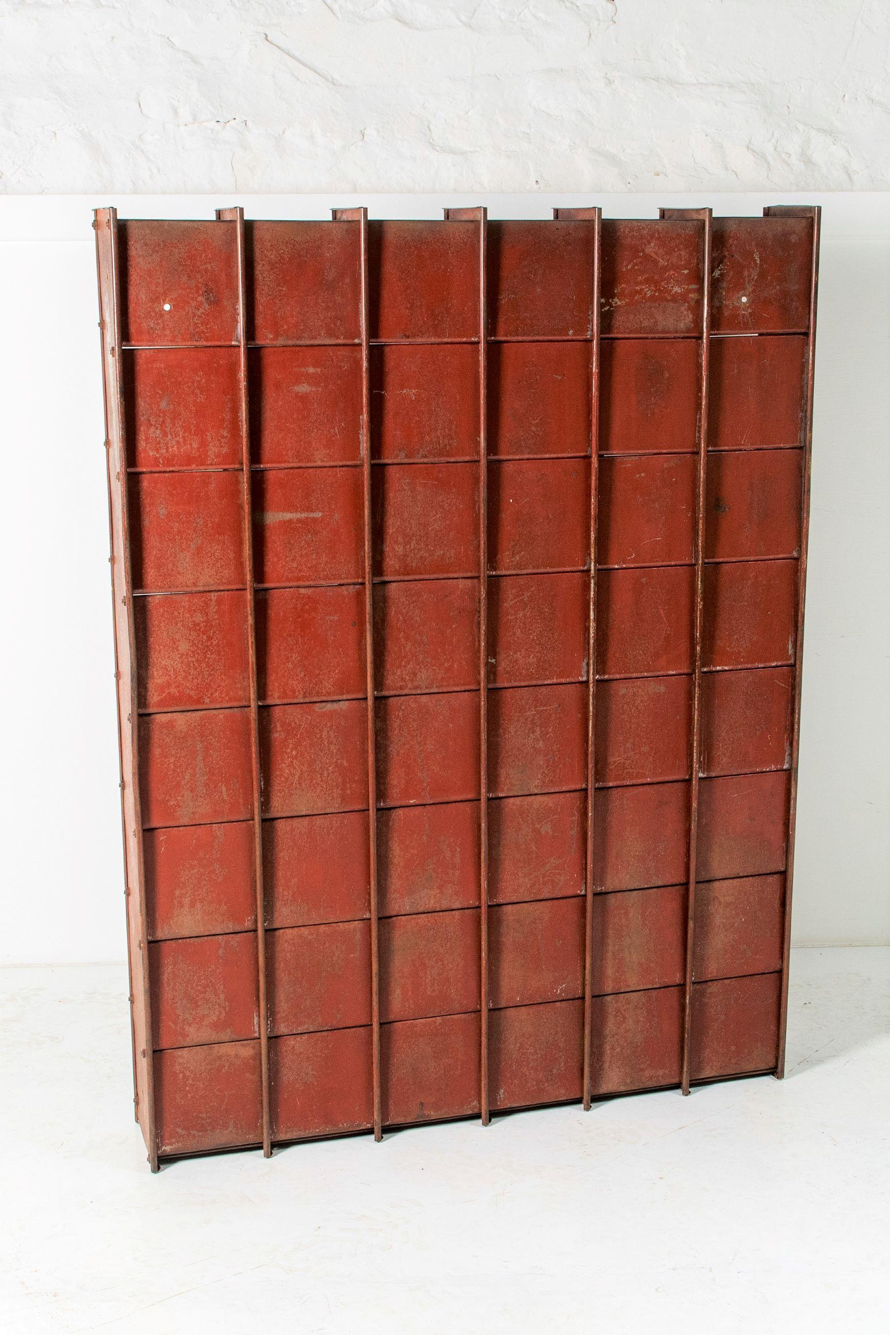 Britische 1920er Jahre Metall Industrie Pigeon Hole Storage Unit CD Lagerung im Zustand „Gut“ im Angebot in Llanbrynmair, GB
