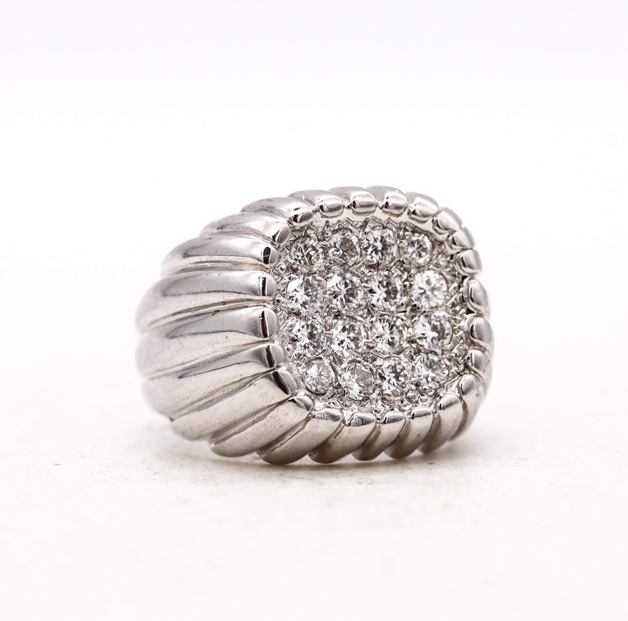 British 1977 Designer Tartelette Fluted Ring 18kt White Gold 1.02 Cts Diamonds In Excellent Condition In Miami, FL