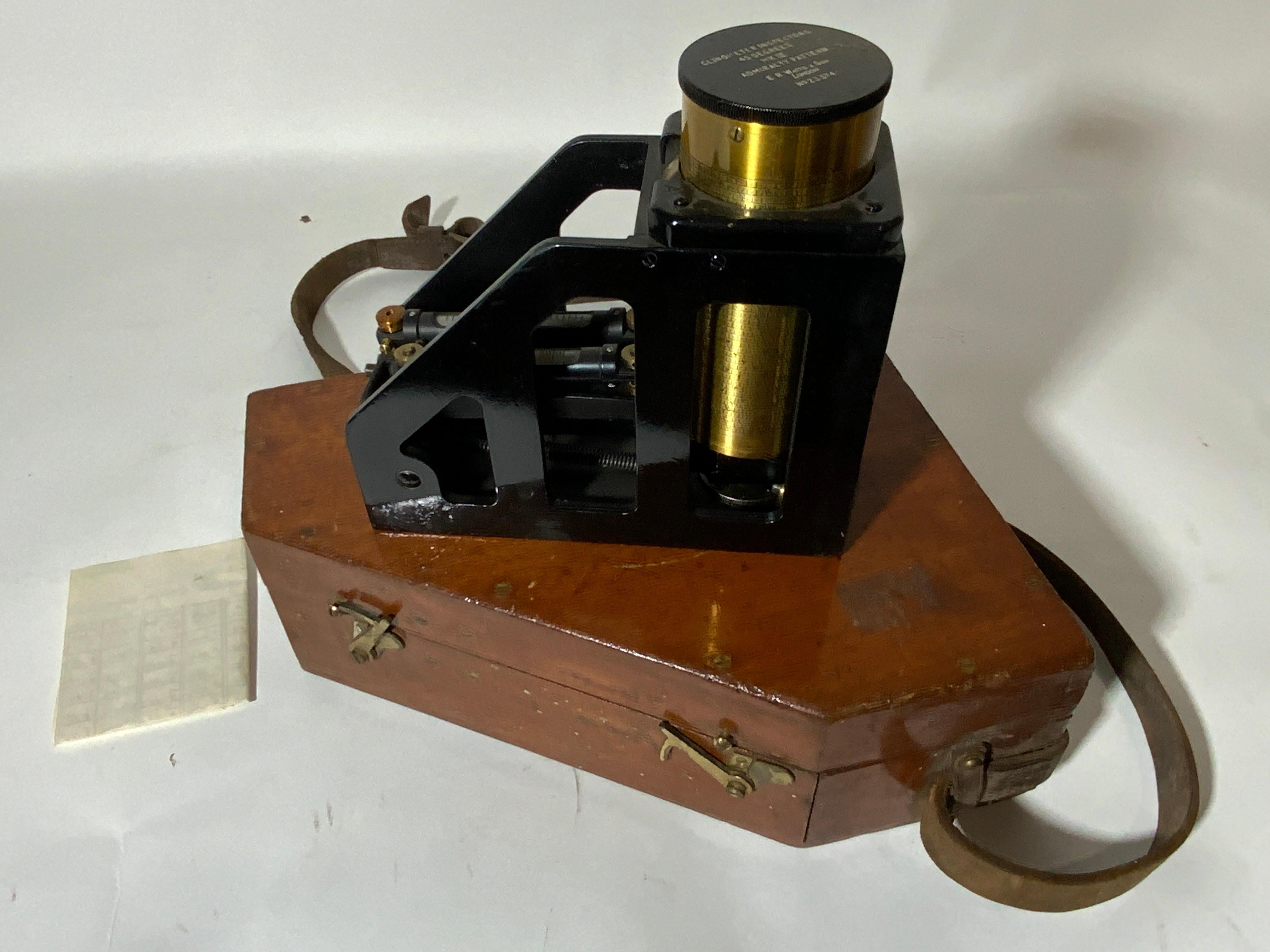 Clinomètre inspecteurs quarante-cinq degrés mark III admiralty pattern instrument. Fabriqué par E.R. Watts & Son, Londres. N° 23374. Monté dans un coffret en acajou avec une courroie en cuir. 5