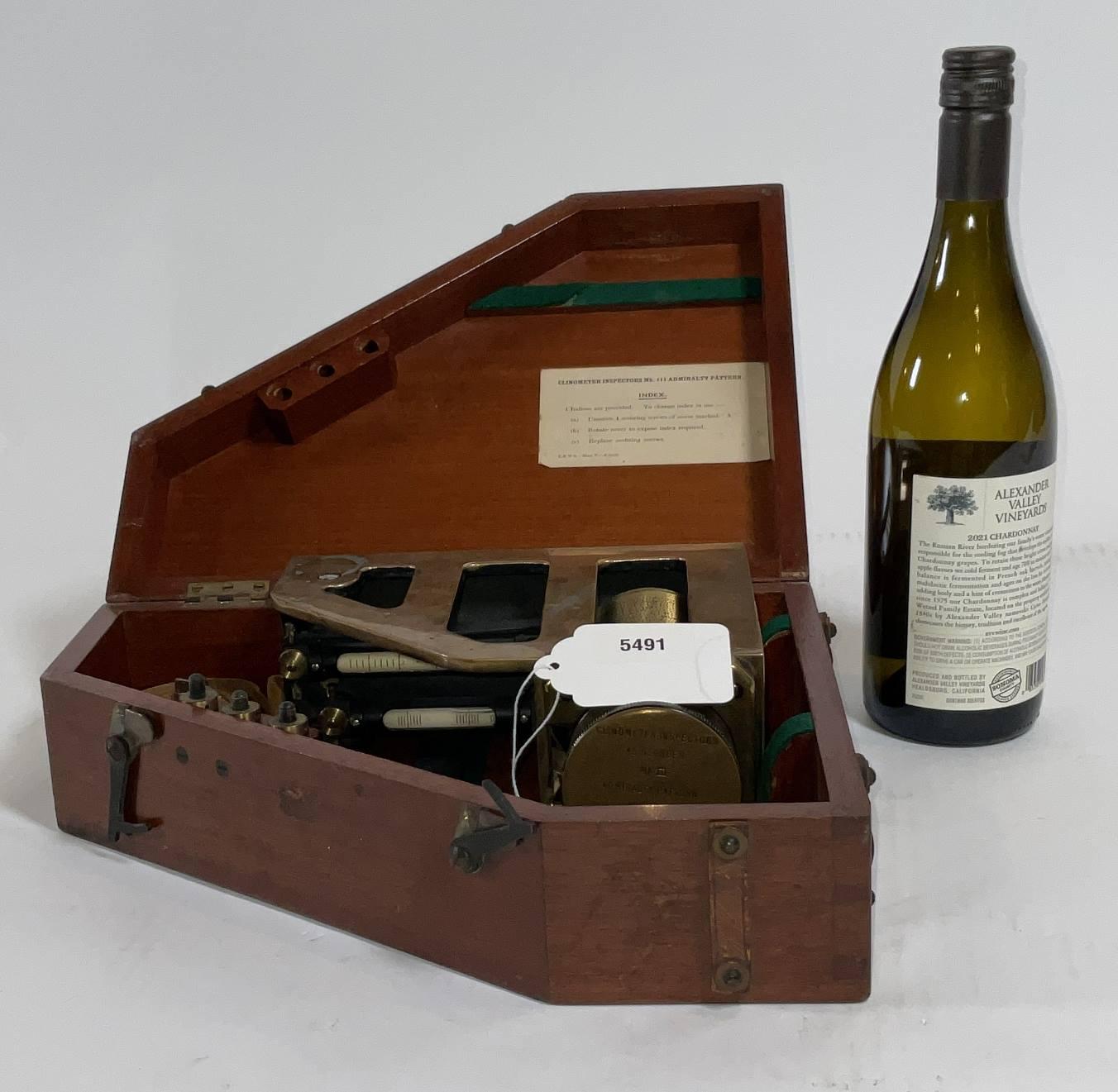 Clinomètre de l'amirauté Mark III des inspecteurs britanniques de la Seconde Guerre mondiale, par Watts and Son, Londres, Angleterre. La relique en laiton lourd est placée dans un coffret en bois dur. L'instrument consiste en un cadre en laiton avec