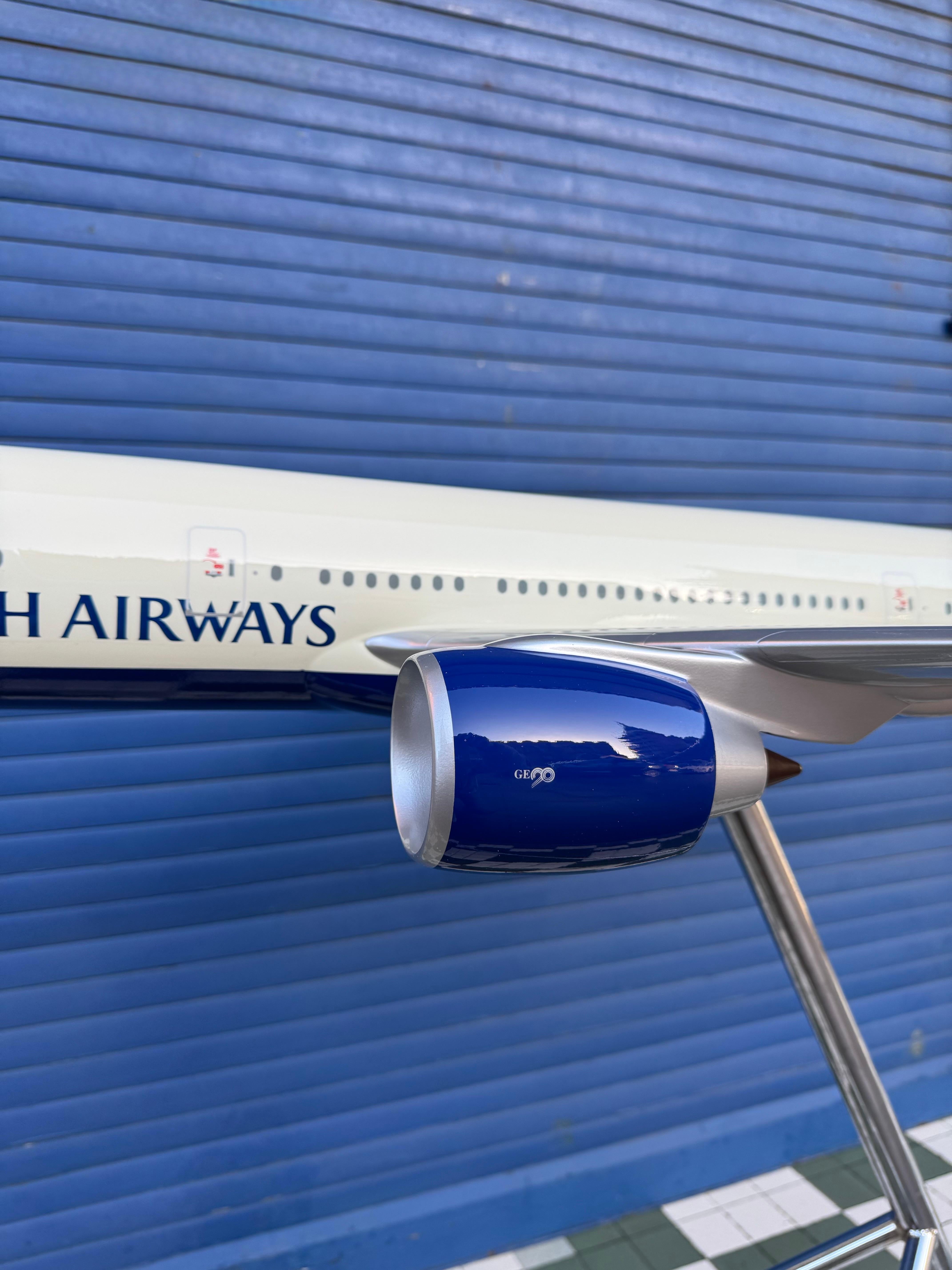Il modello in scala 1/50 del Boeing 777 Delftblue Daybreak di British Airways è un pezzo da esposizione di dimensioni museali, fotografato qui per la prima volta direttamente dalla scatola. 

Il modello non è mai stato esposto o maneggiato oltre a