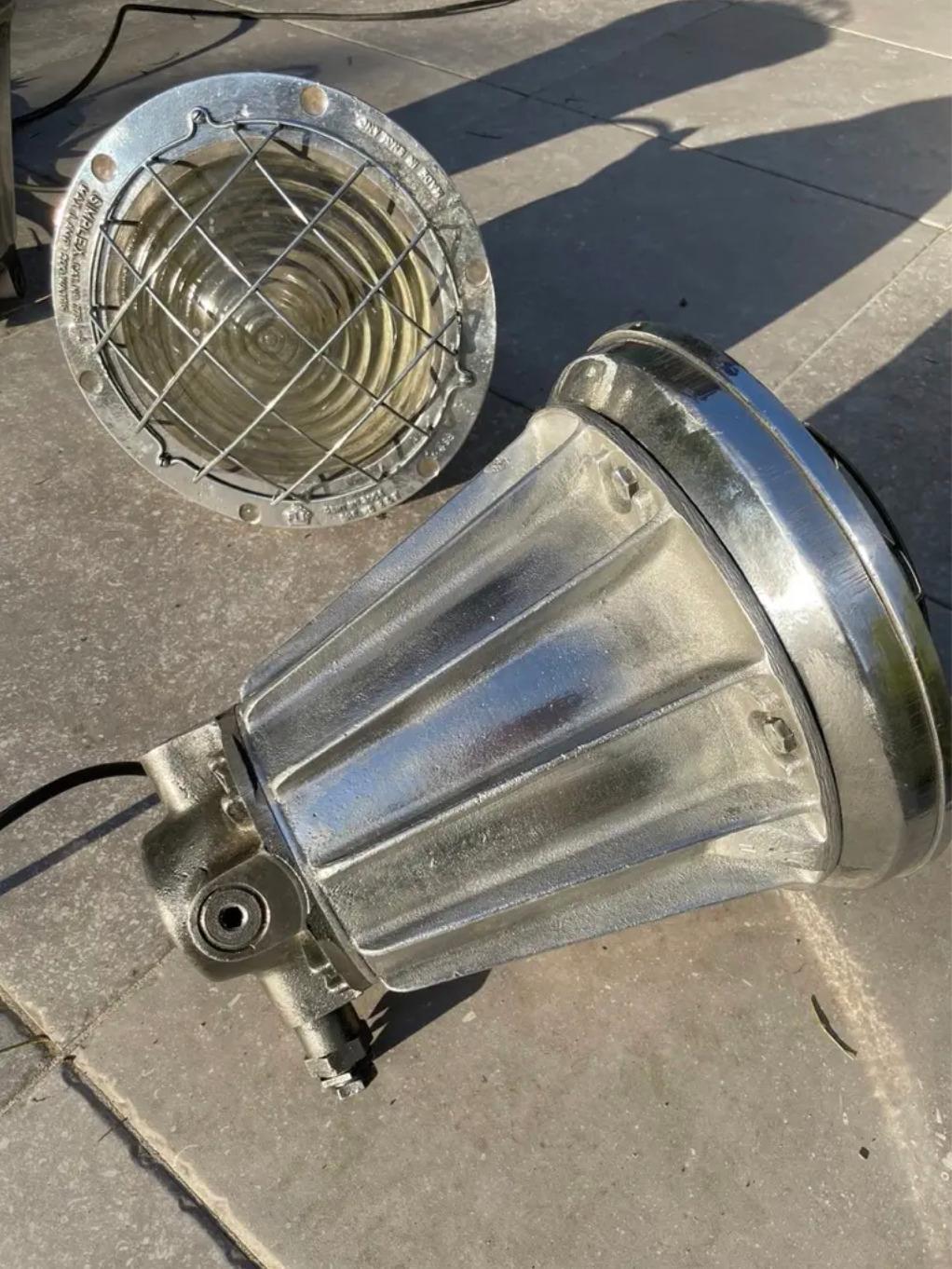 This British army light dates from the 1940s.
Manufactured by the renowned English manufacturer Simplex Electric Company, this lamp is made of cast aluminum with a cast iron base.
Its very thick and translucent glass has a concentric gadroon